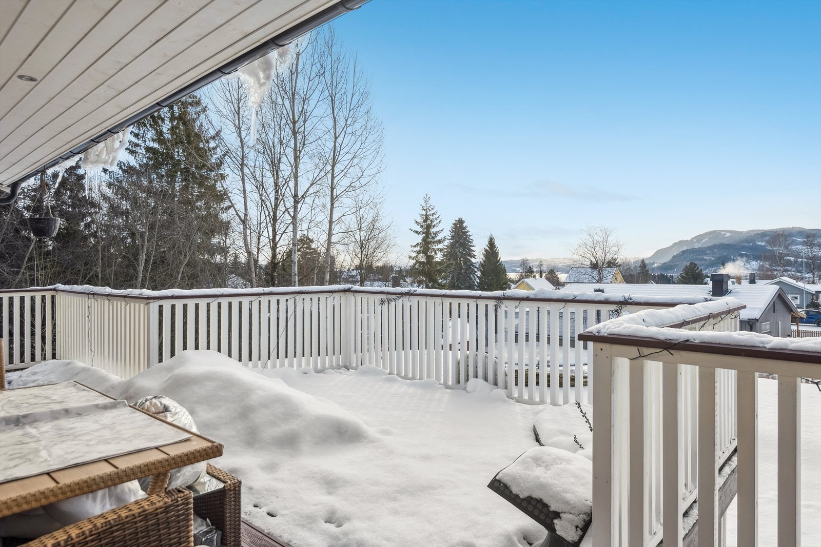 Fra terrassen har man utsikt over nærområdet. I nærheten finnes turmuligheter som Bjørgeberget. Galleribilde