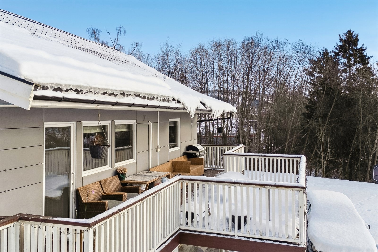 Den store terrassen er et flott uterom med god plass til utemøbler for sosiale sammenkomster. Galleribilde