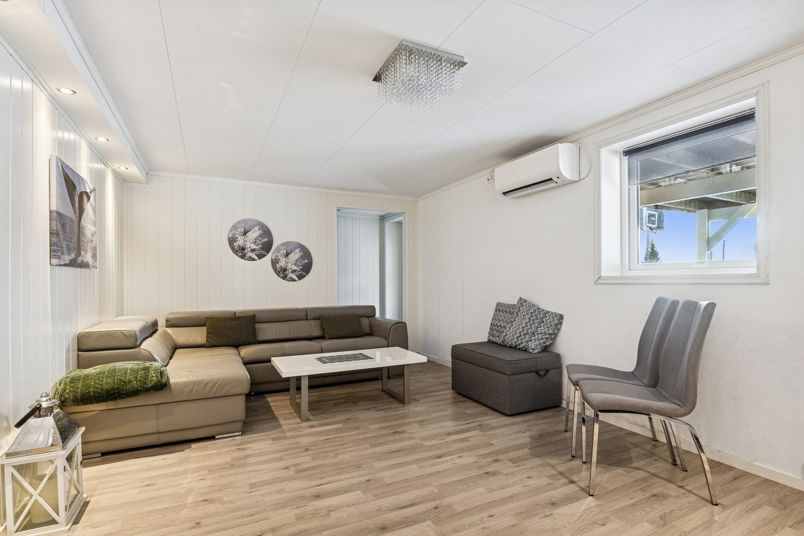 Her er det god plass til både sittegruppe og mediamøbler. Galleribilde