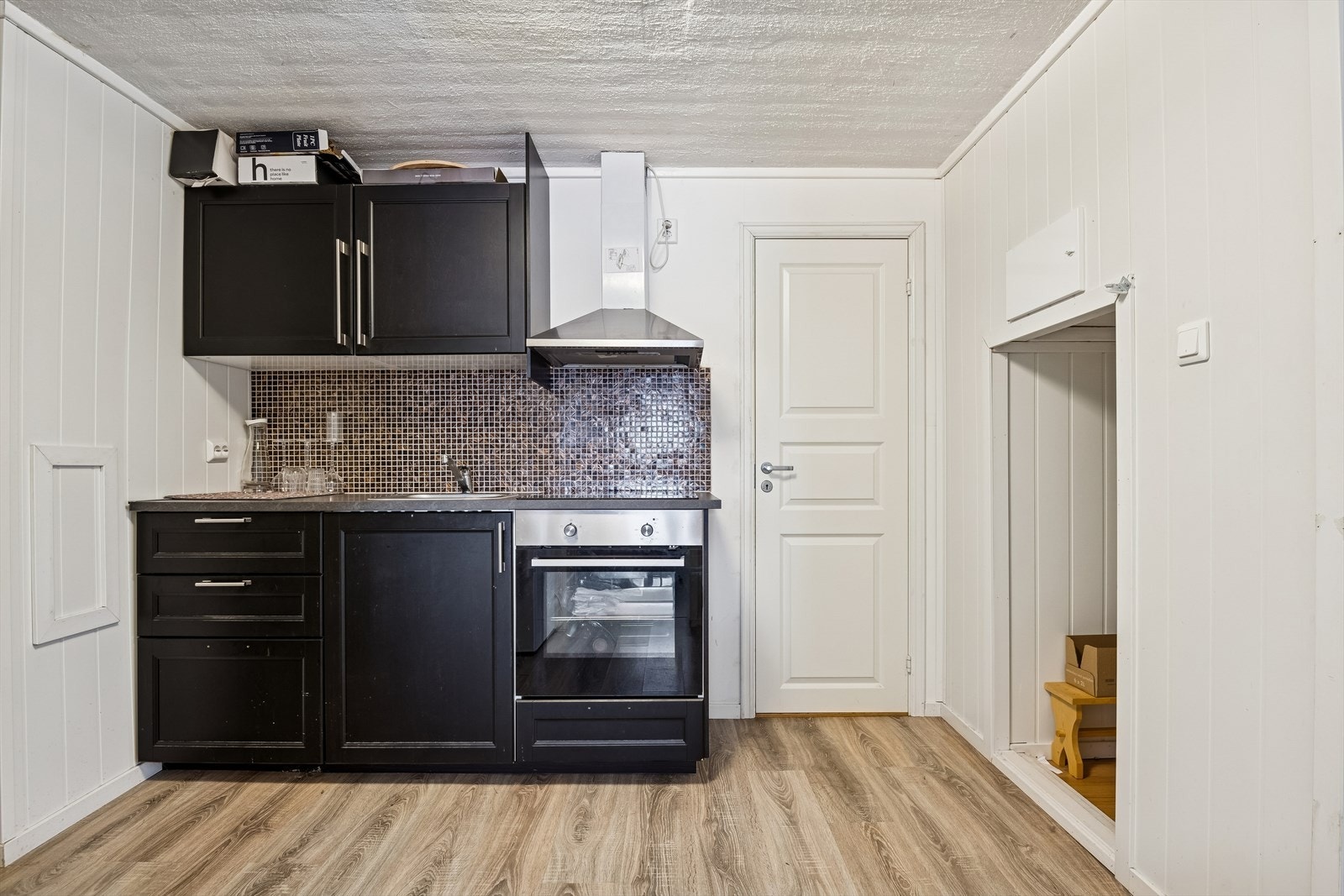 Kjøkkenet i underetasjen er kompakt og funksjonelt. Galleribilde