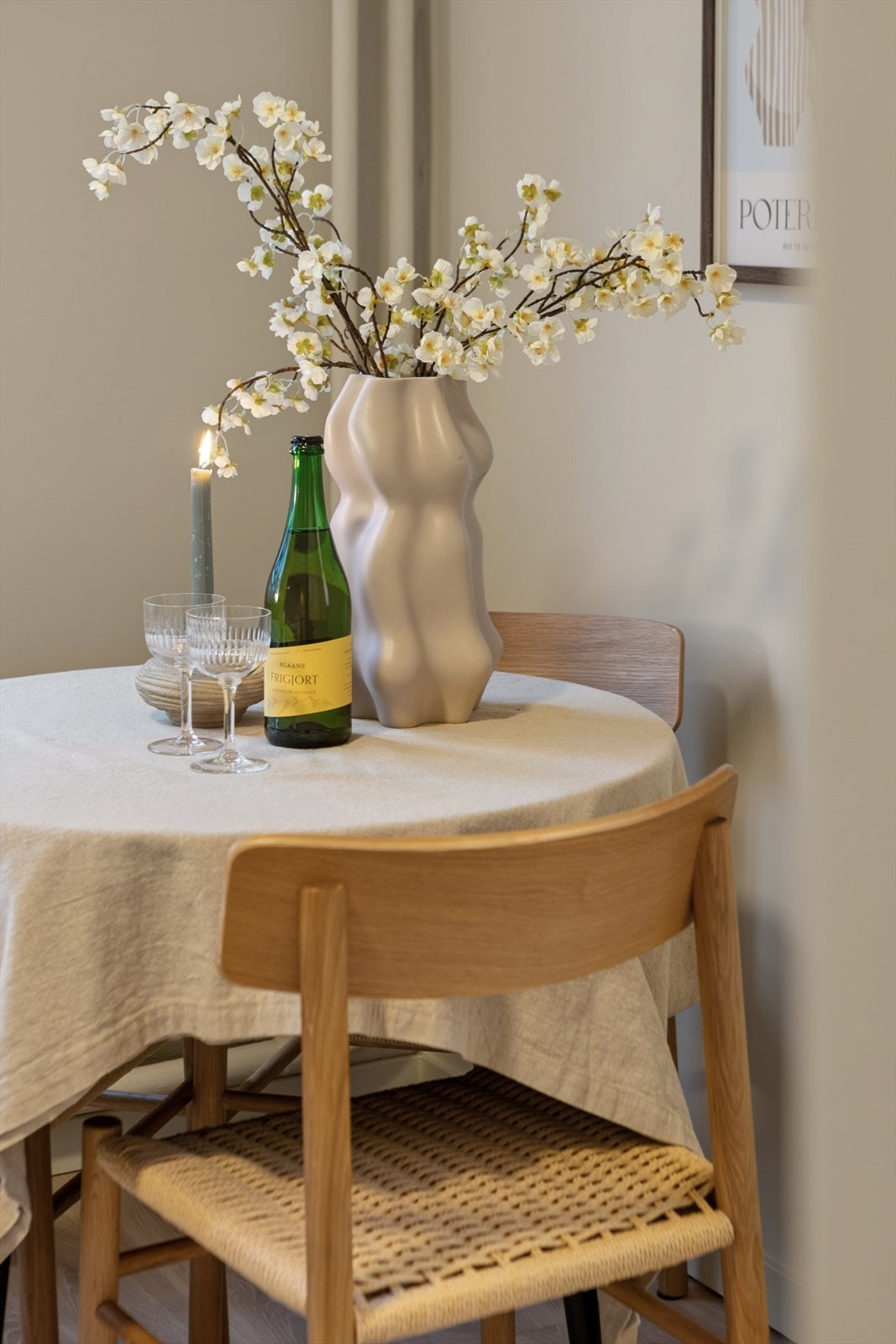 Stemningsfull spiseplass med rolige fargetoner og dekorative elementer. Galleribilde