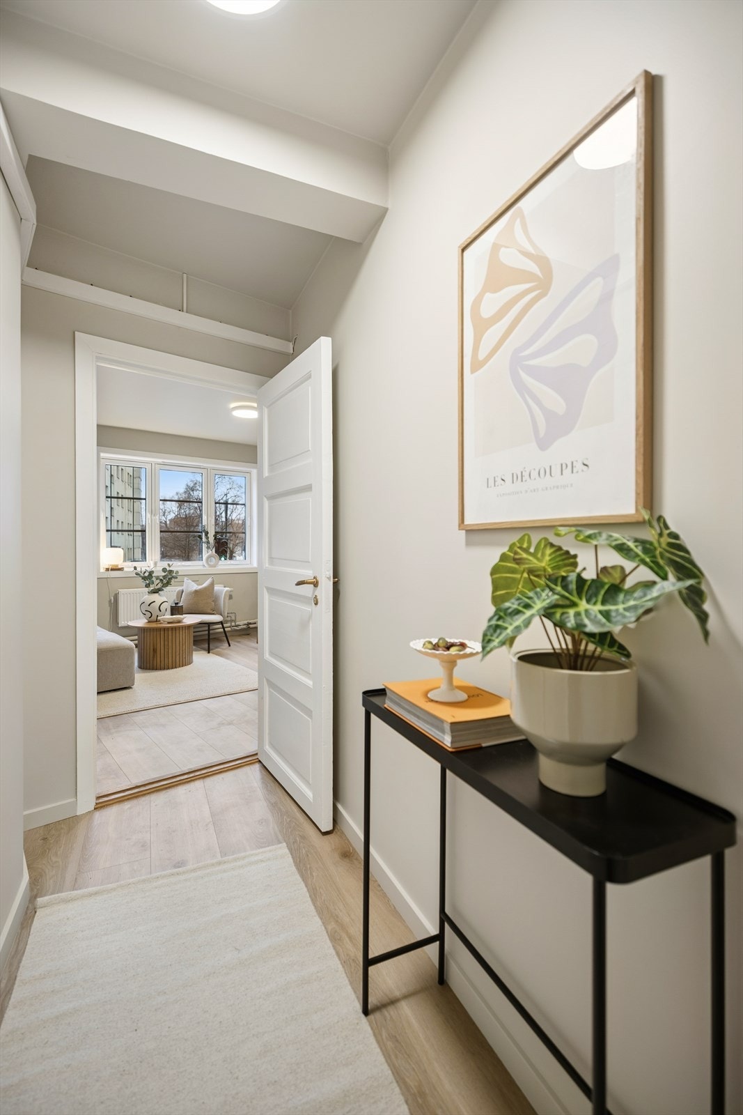 Oversiktlig gang med ryddig uttrykk og god sammenheng mellom rommene. Galleribilde