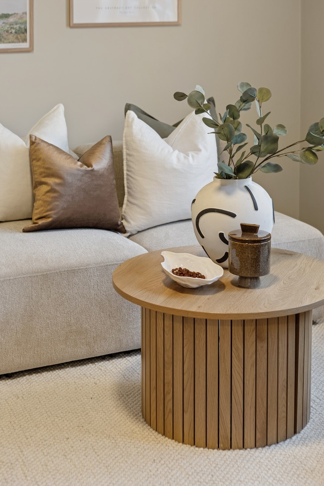 Rolige fargevalg og nytt laminatgulv fra 2025 gir et moderne og innbydende uttrykk. Galleribilde