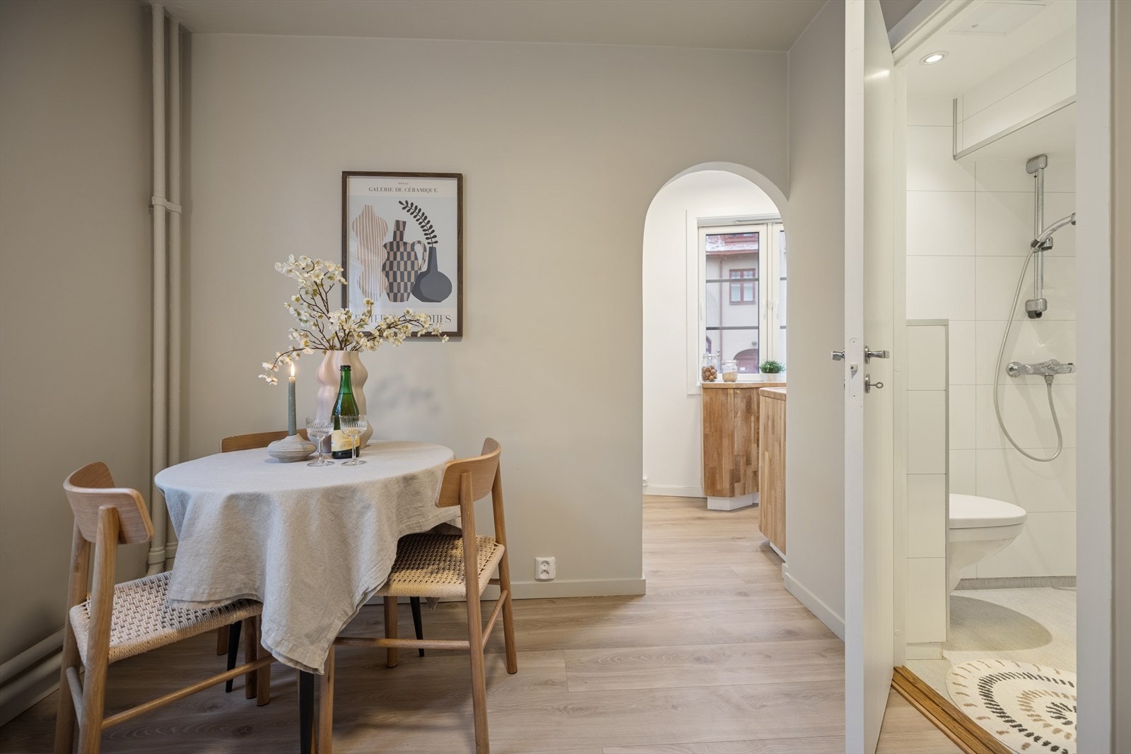 Spiseplass plassert sentralt i rommet med enkel adkomst videre i boligen. Galleribilde