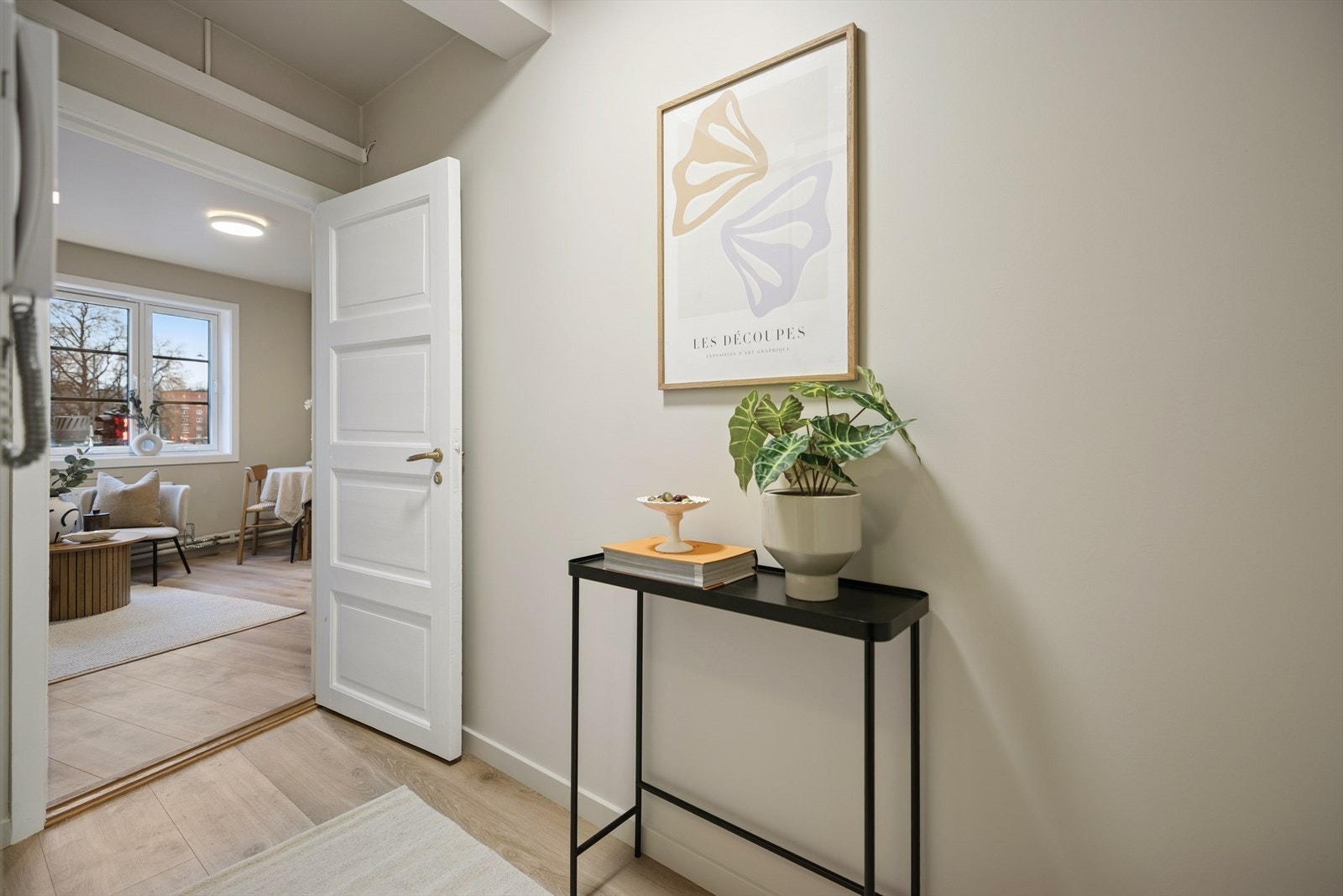 Praktisk inngangsparti med veggmontert callinganlegg ved døren. Galleribilde