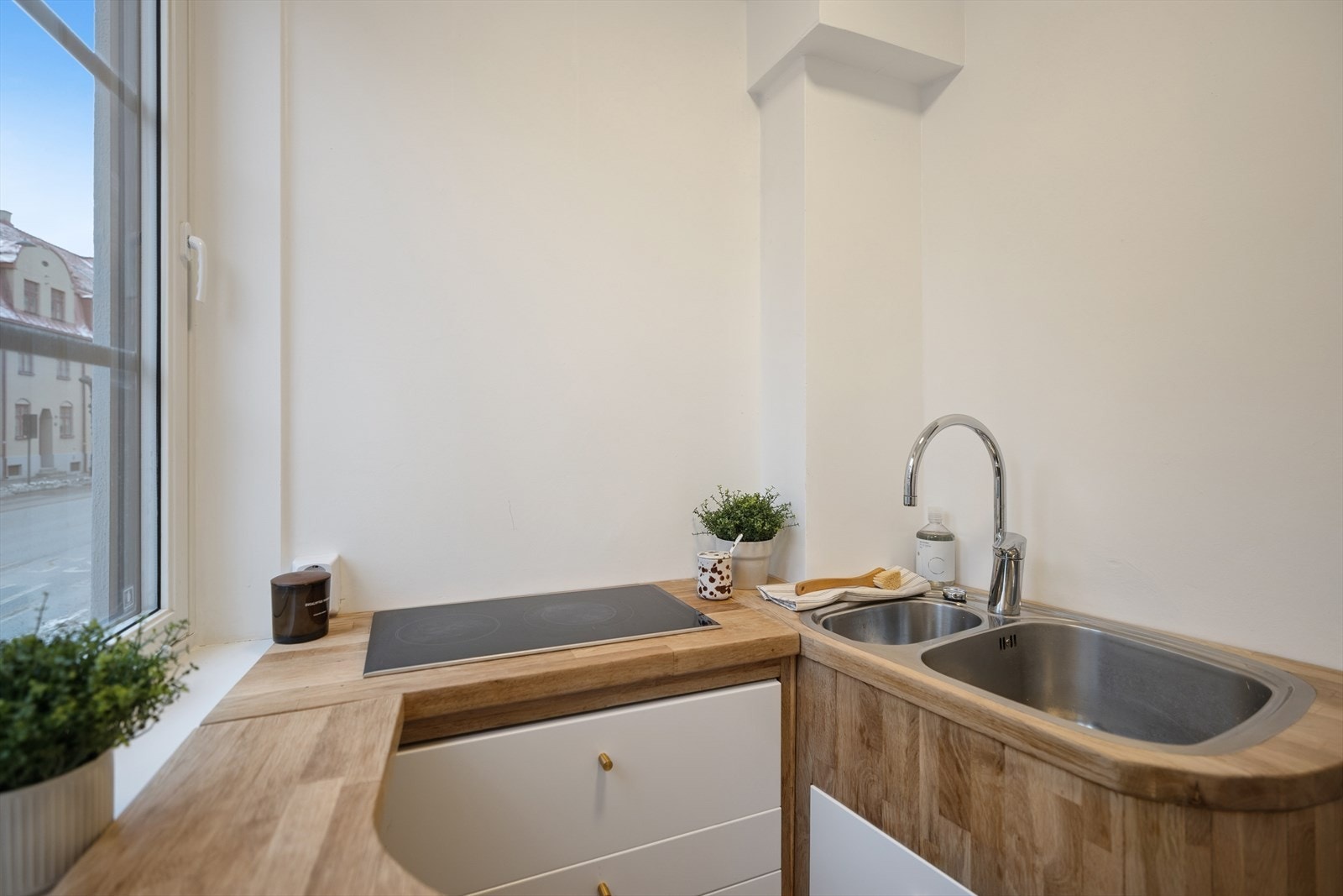 Tidløse materialvalg og gode arbeidsflater gir et funksjonelt kjøkken med god lagringsplass. Galleribilde