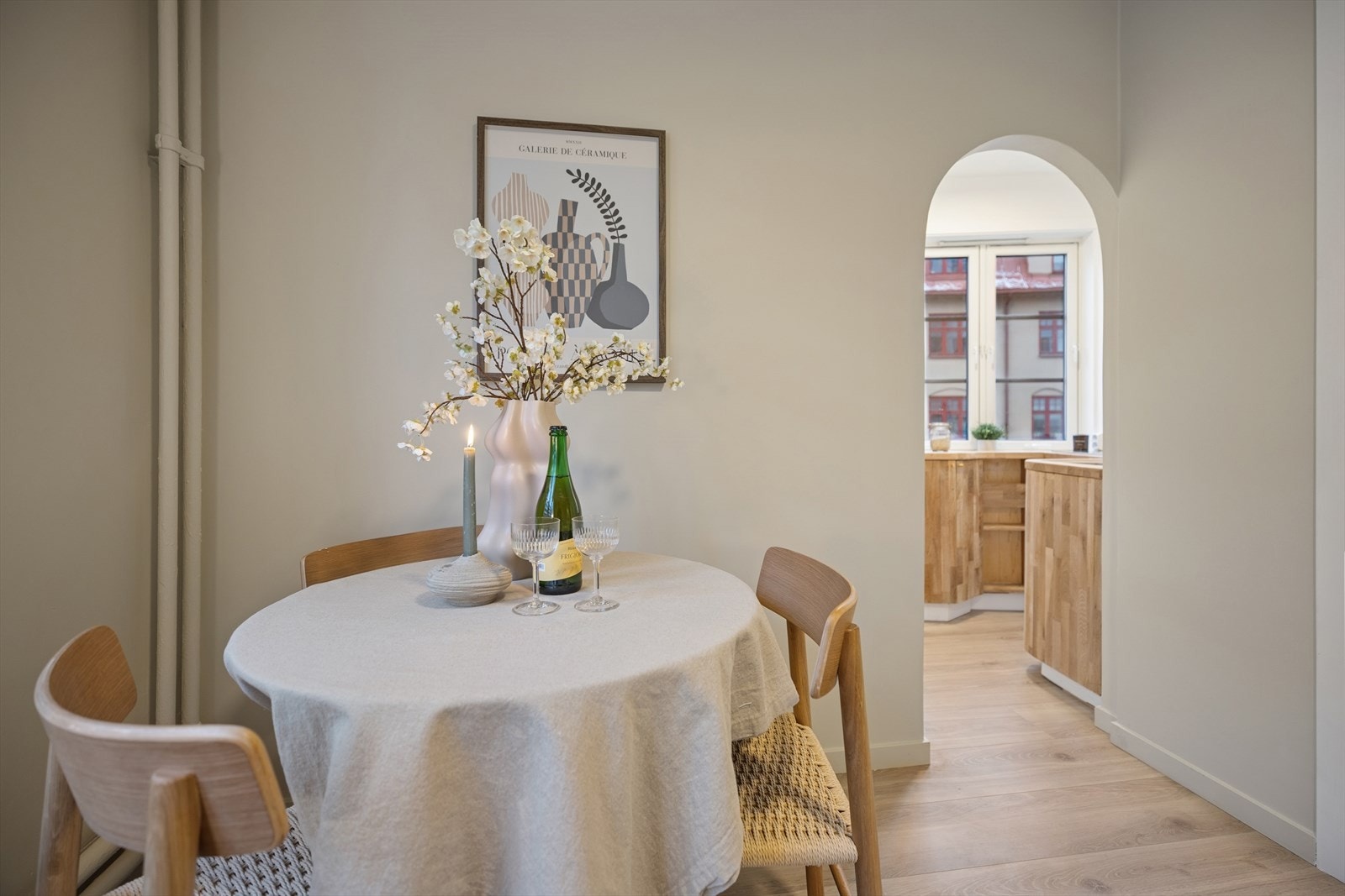 Gjennomtenkt planløsning som skaper en luftig romfølelse og god flyt mellom sonene. Galleribilde