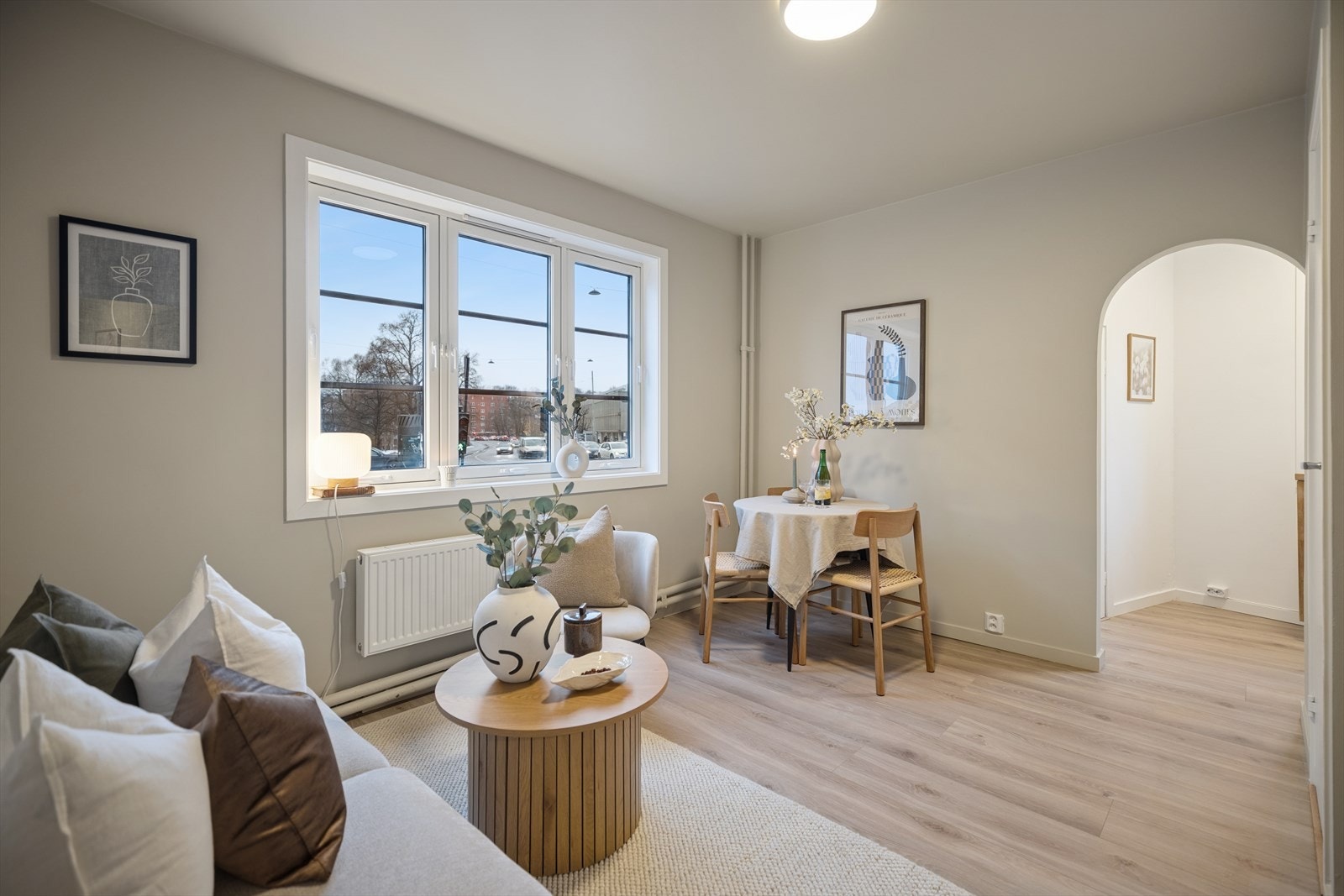 Stue med åpen løsning mot spiseplass og naturlig rominndeling. Galleribilde