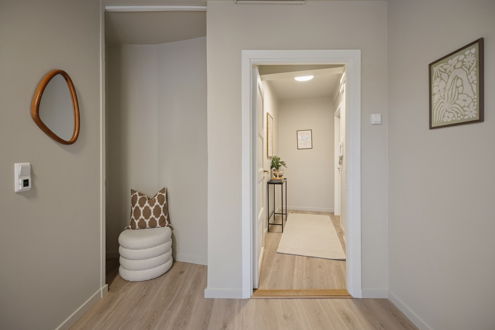 Entré med plass til oppbevaring og adkomst videre inn i boligen. Galleribilde