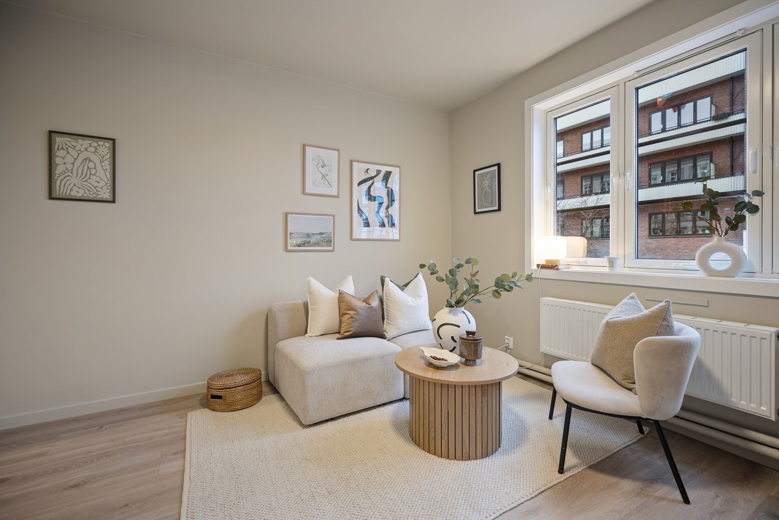 Romslig stue med gode møbleringsmuligheter og behagelig lysinnslipp. Galleribilde