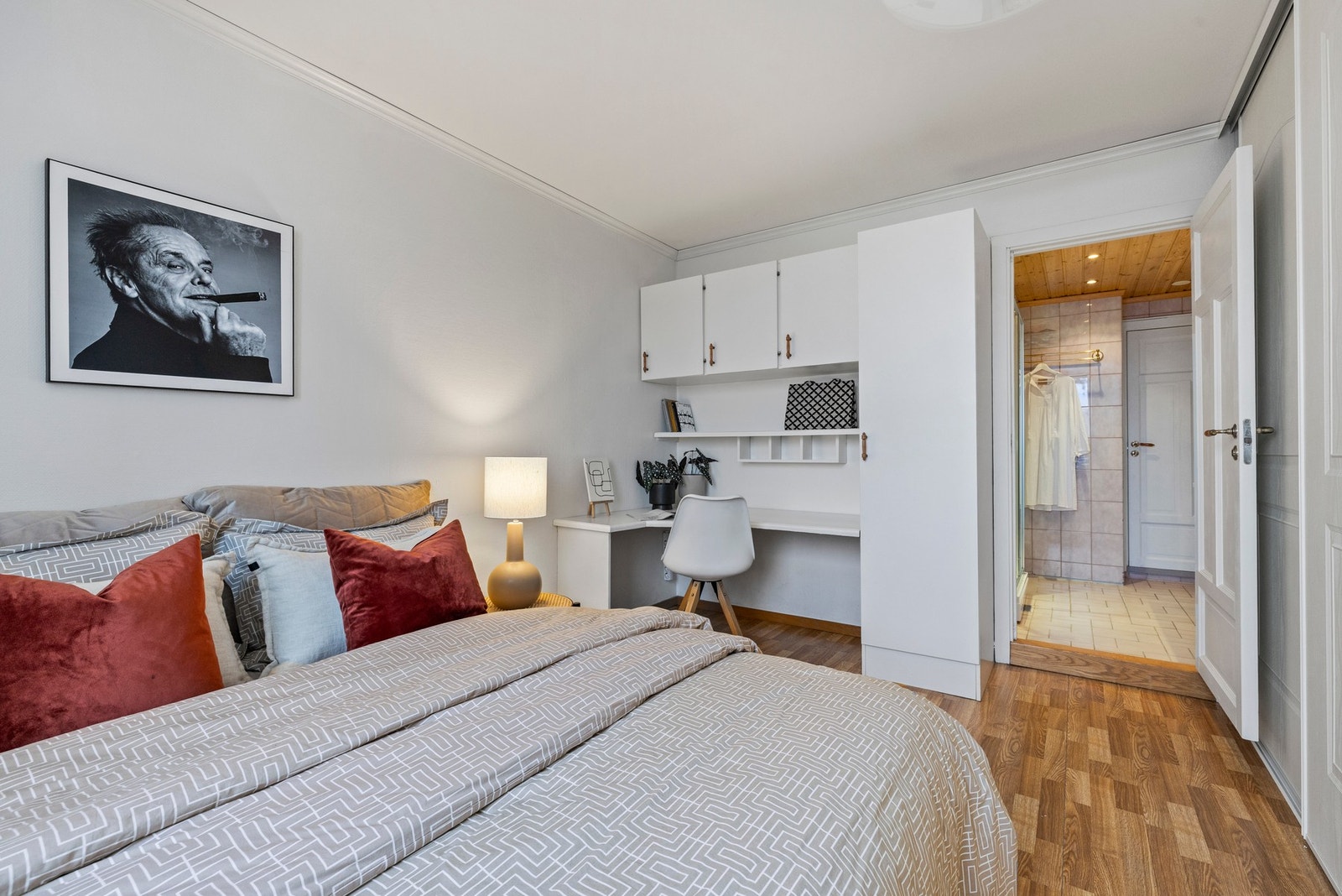 Langs den ene veggen er det en stort garderobeskap Galleribilde