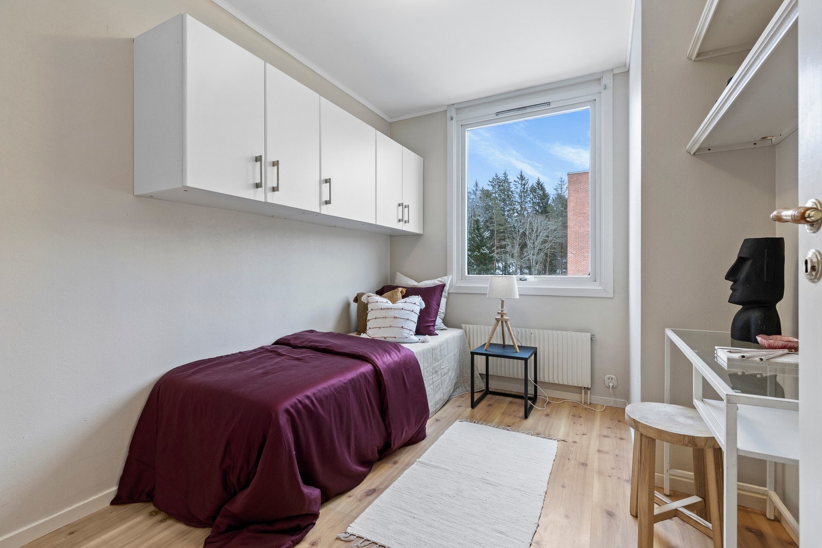 De to andre soverommene ligger mot sørøst og er godt egnet til bruk som barnerom, gjesterom eller kontor Galleribilde