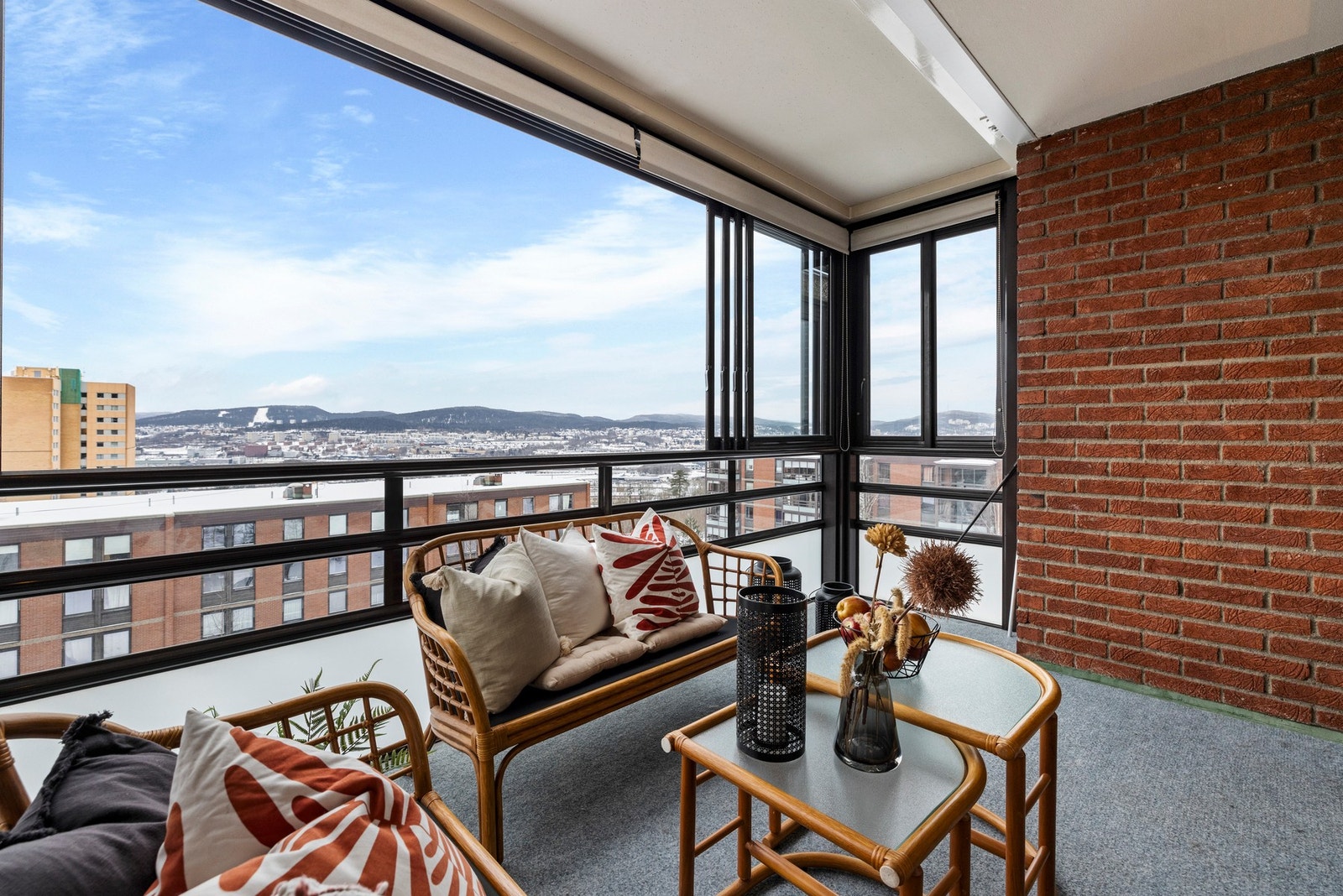 Det er god plass til en hyggelig lounge hvor venner og familie kan samles på varme sommerdager Galleribilde