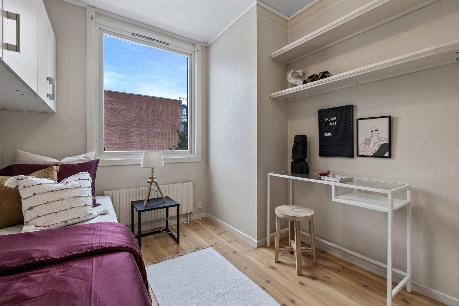 Rommenes størrelse gir gode muligheter for både seng og oppbevaringsmøbler Galleribilde