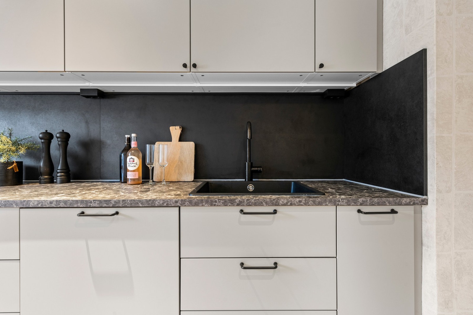 Innredningen består av glatte fronter, benkeplate av laminat og oppvaskkum i kompositt Galleribilde