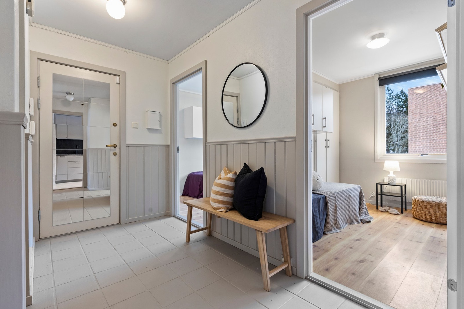 Inngangspartiet har en romslig utforming som gir god plass til å organisere yttertøy og sko Galleribilde