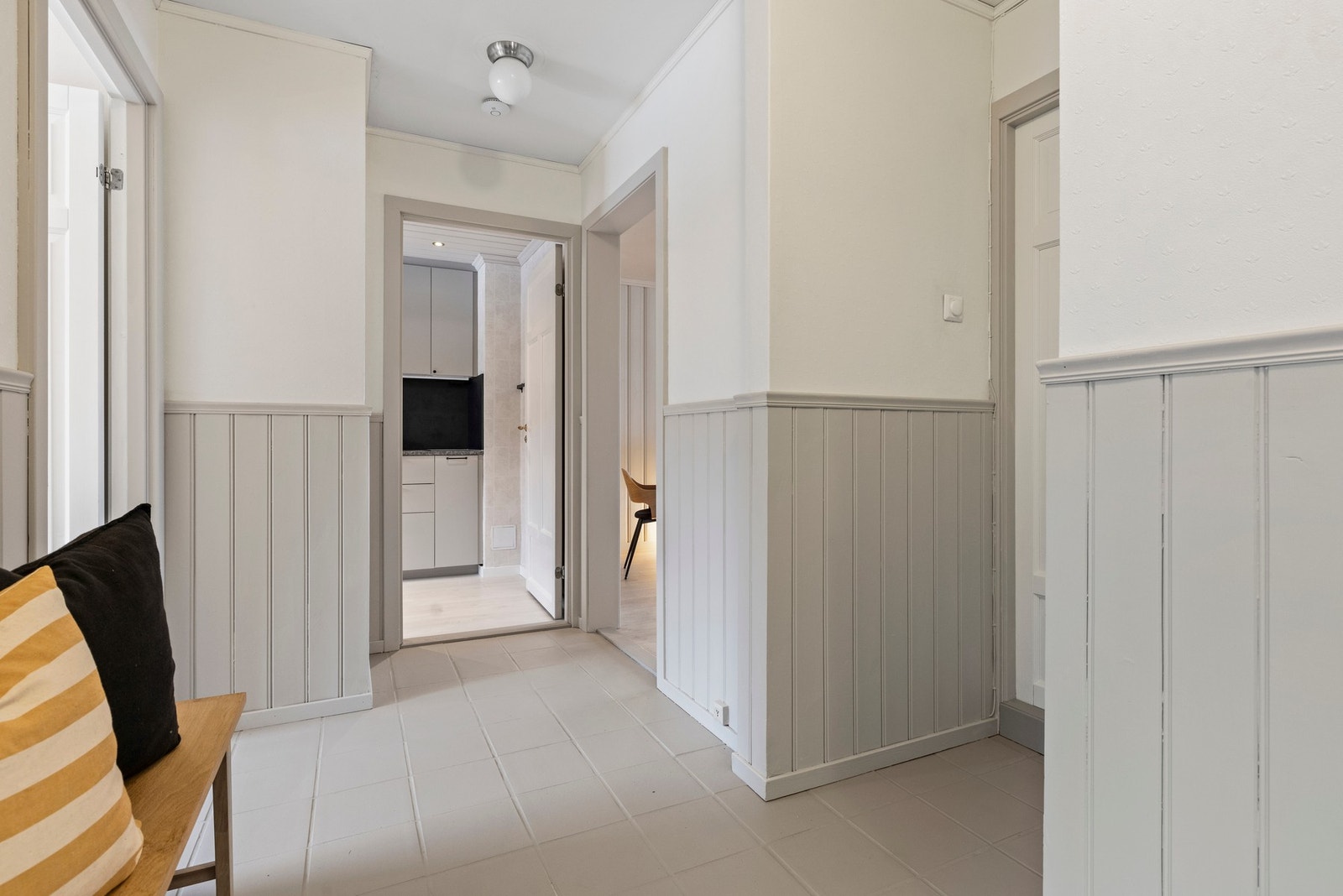 Gulvet er flislagt og nylig malt Galleribilde