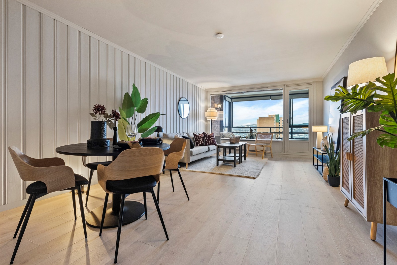 Stuen har en romslig planløsning med en takhøyde på 2,45 meter, som gir gode muligheter for ulike møbleringsløsninger Galleribilde