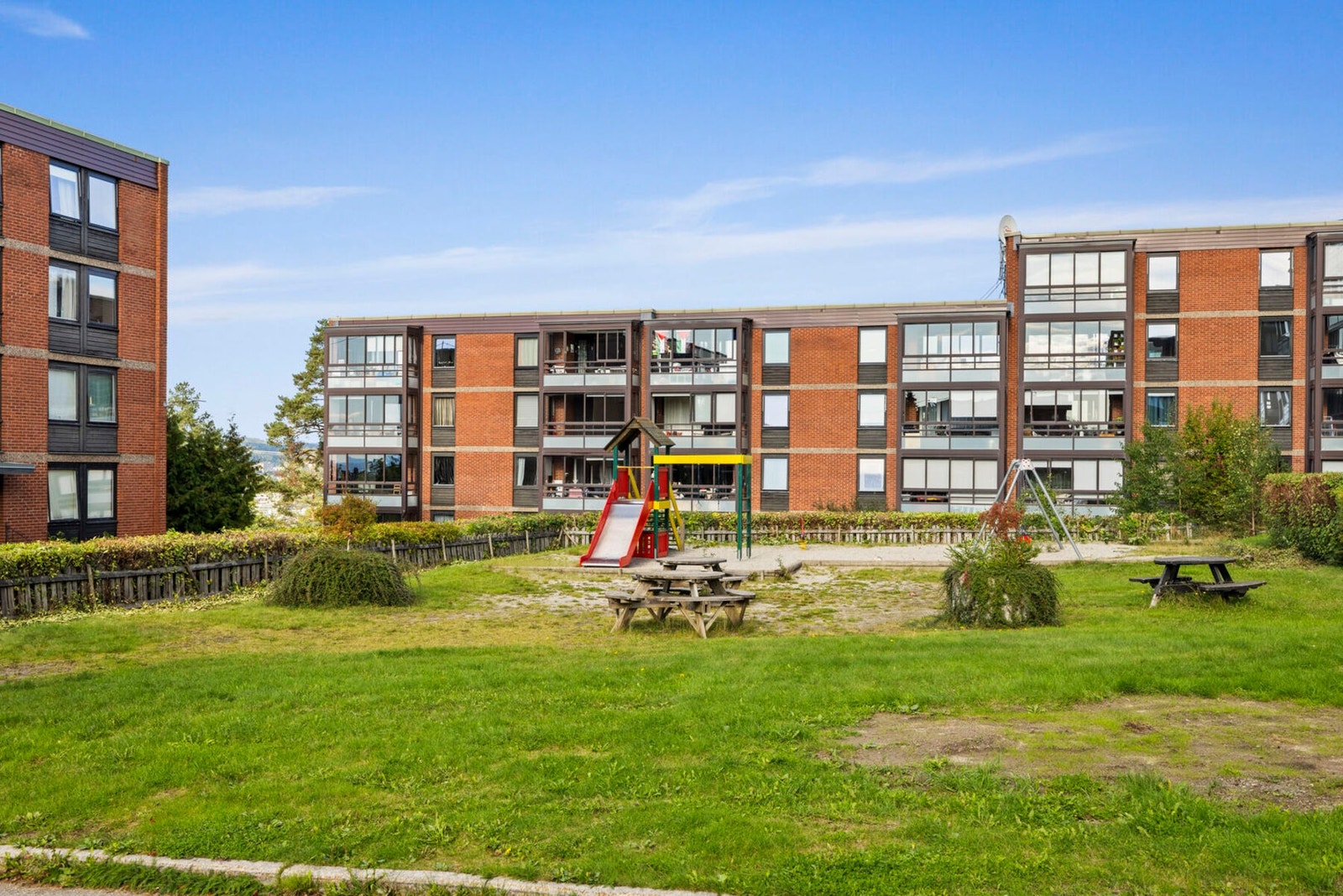 Fellesarealene er velholdte og inkluderer en inngjerdet lekeplass, samt sittegrupper som kan benyttes av beboerne Galleribilde