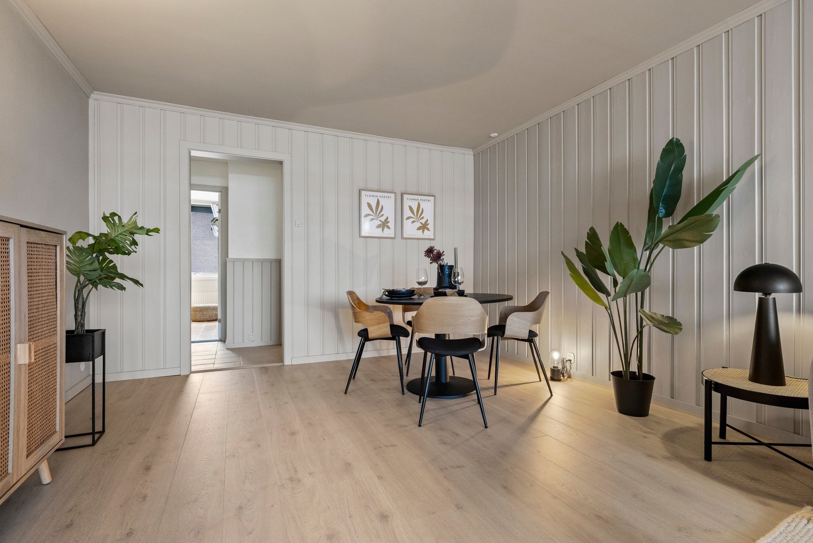 Gulvet er byttet i 2026, noe som gir et moderne preg og et godt utgangspunkt for videre innredning Galleribilde