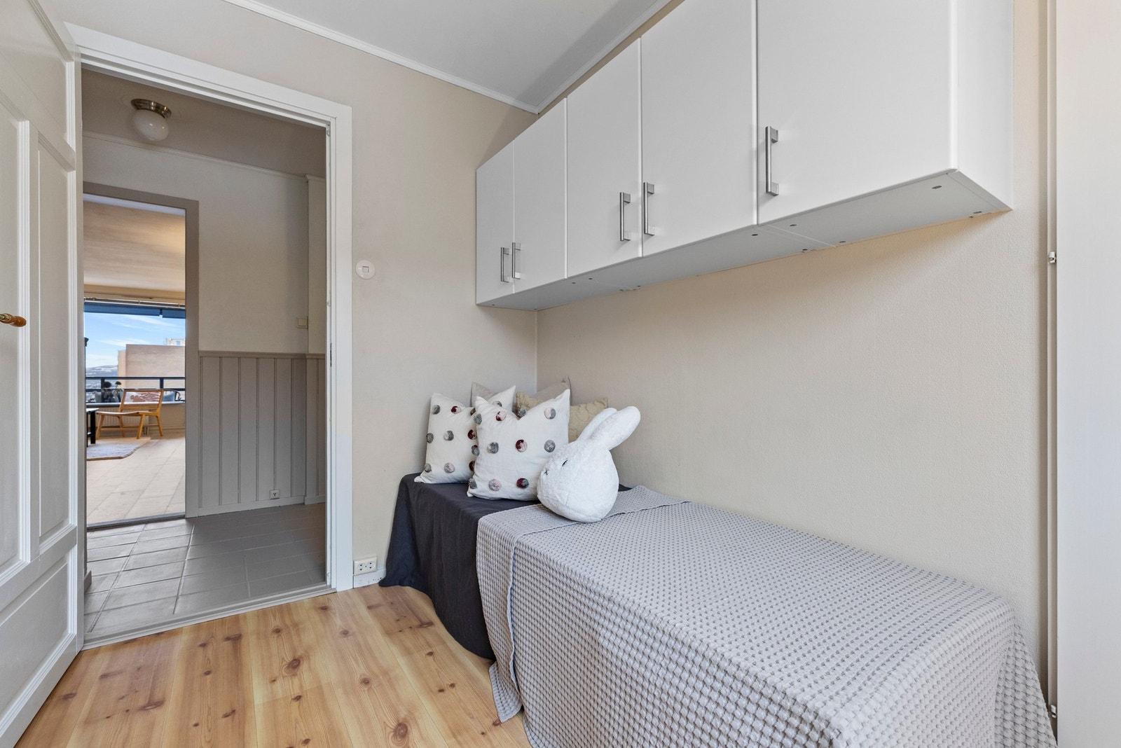 Her finner du hyller og skap som allerede er montert, samt innebygde garderobeskap Galleribilde