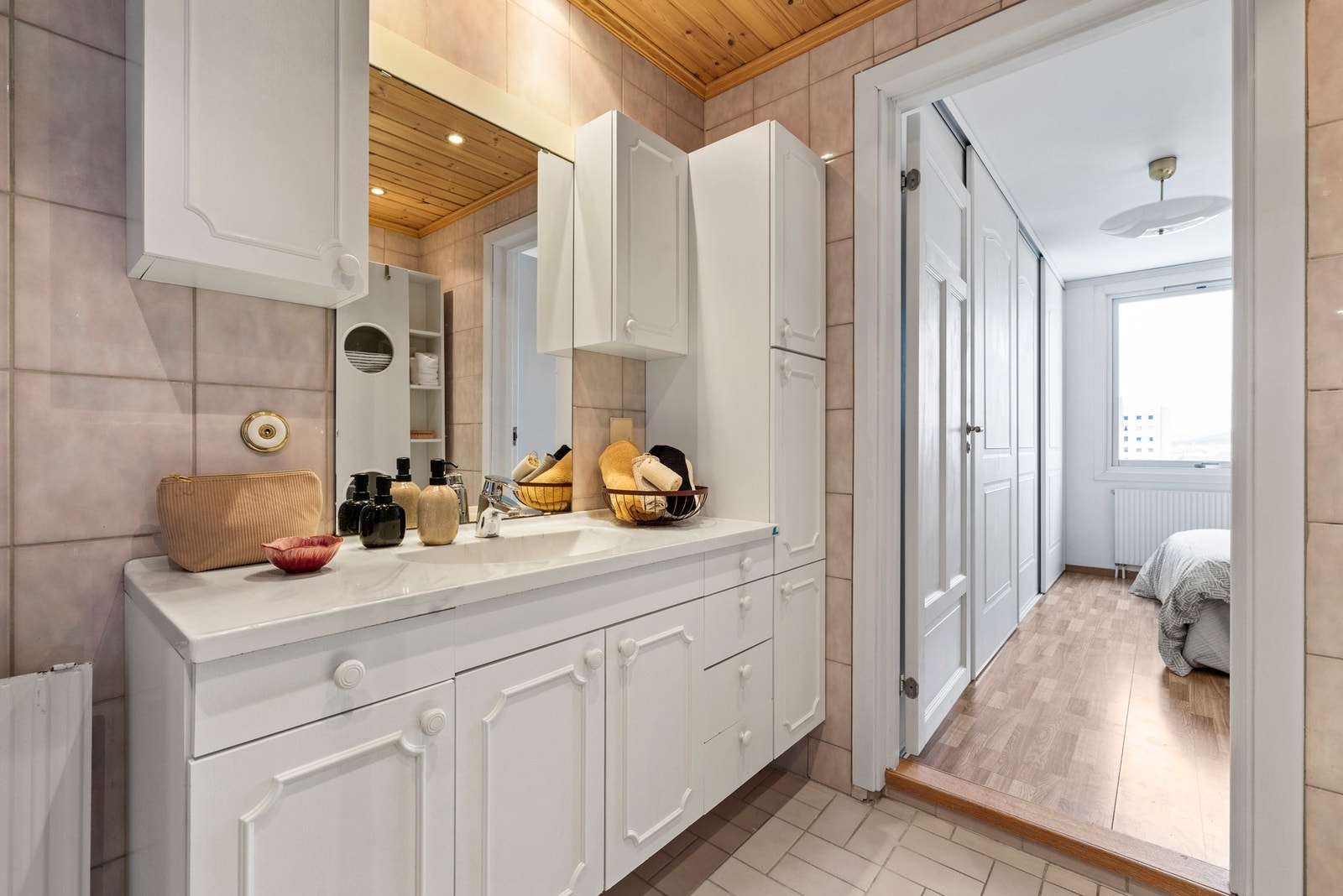 Det er godt med oppbevaringsplass i skap og skuffer Galleribilde