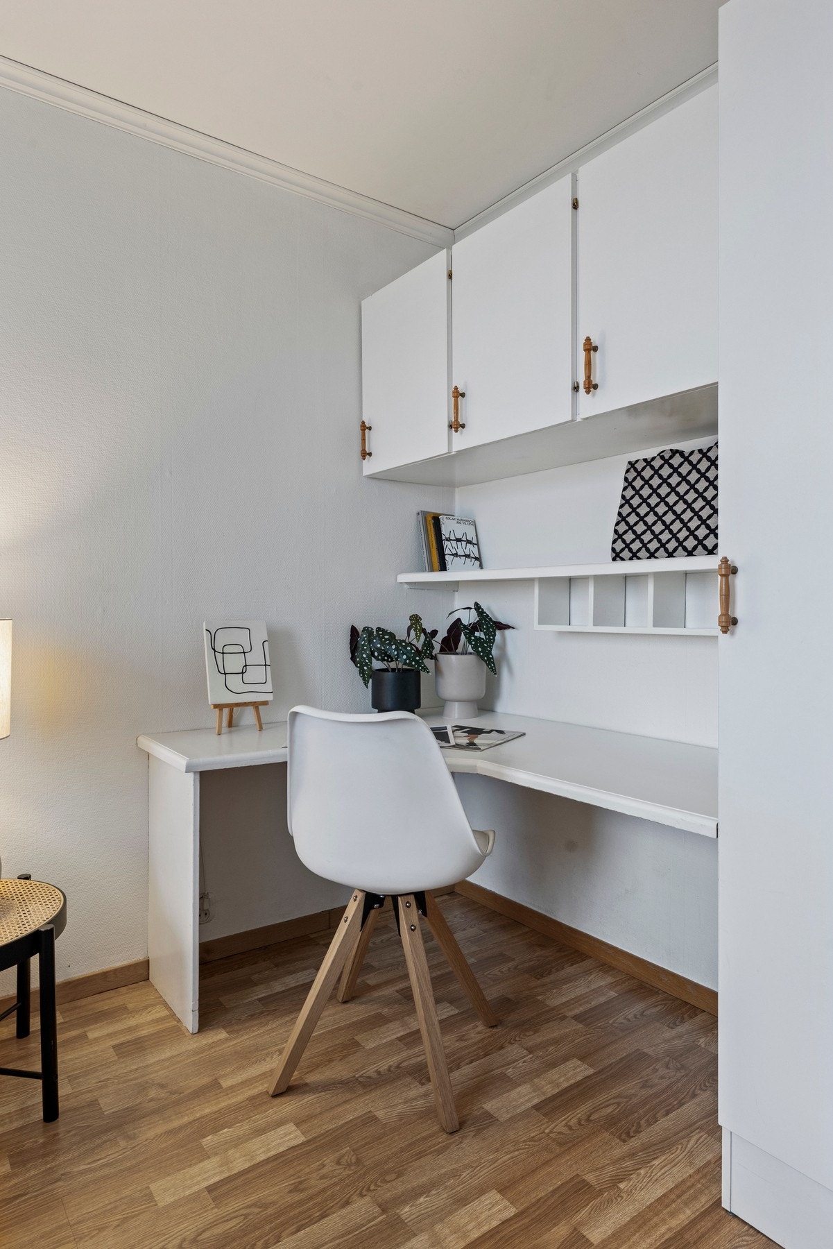 I hjørnet er det en romslig kontorplass med mye oppbevaringsplass Galleribilde