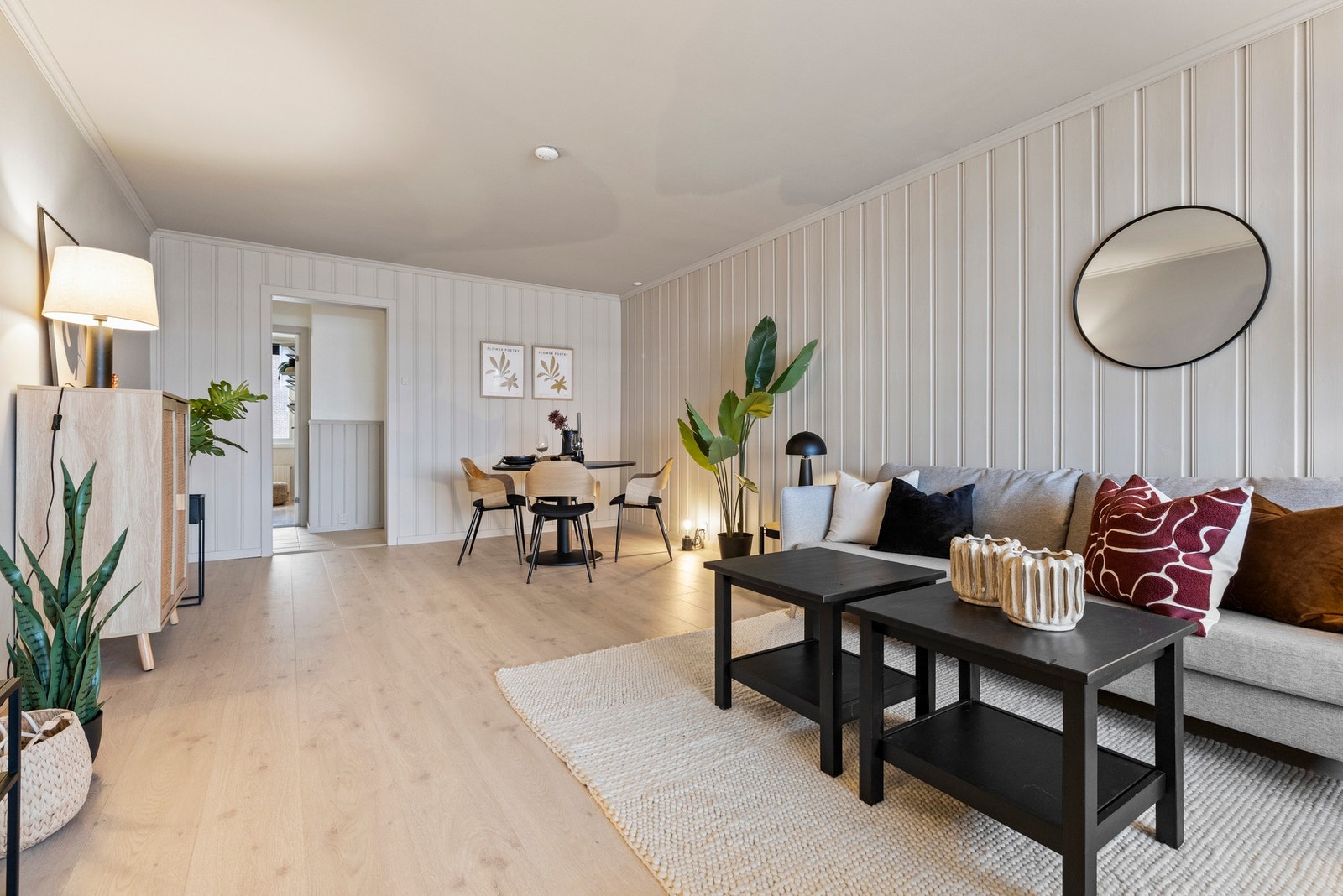 Her er det plass til både sofagruppe og spisebord, og det er enkelt å tilrettelegge rommet etter egne behov Galleribilde