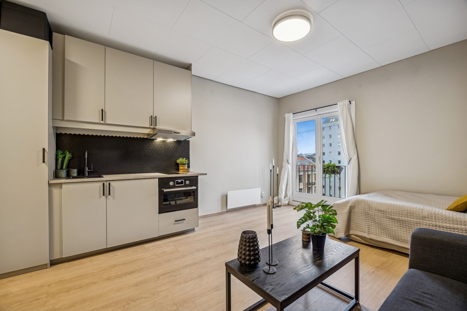 Praktisk kjøkken med gode oppbevaringsmuligheter. Galleribilde