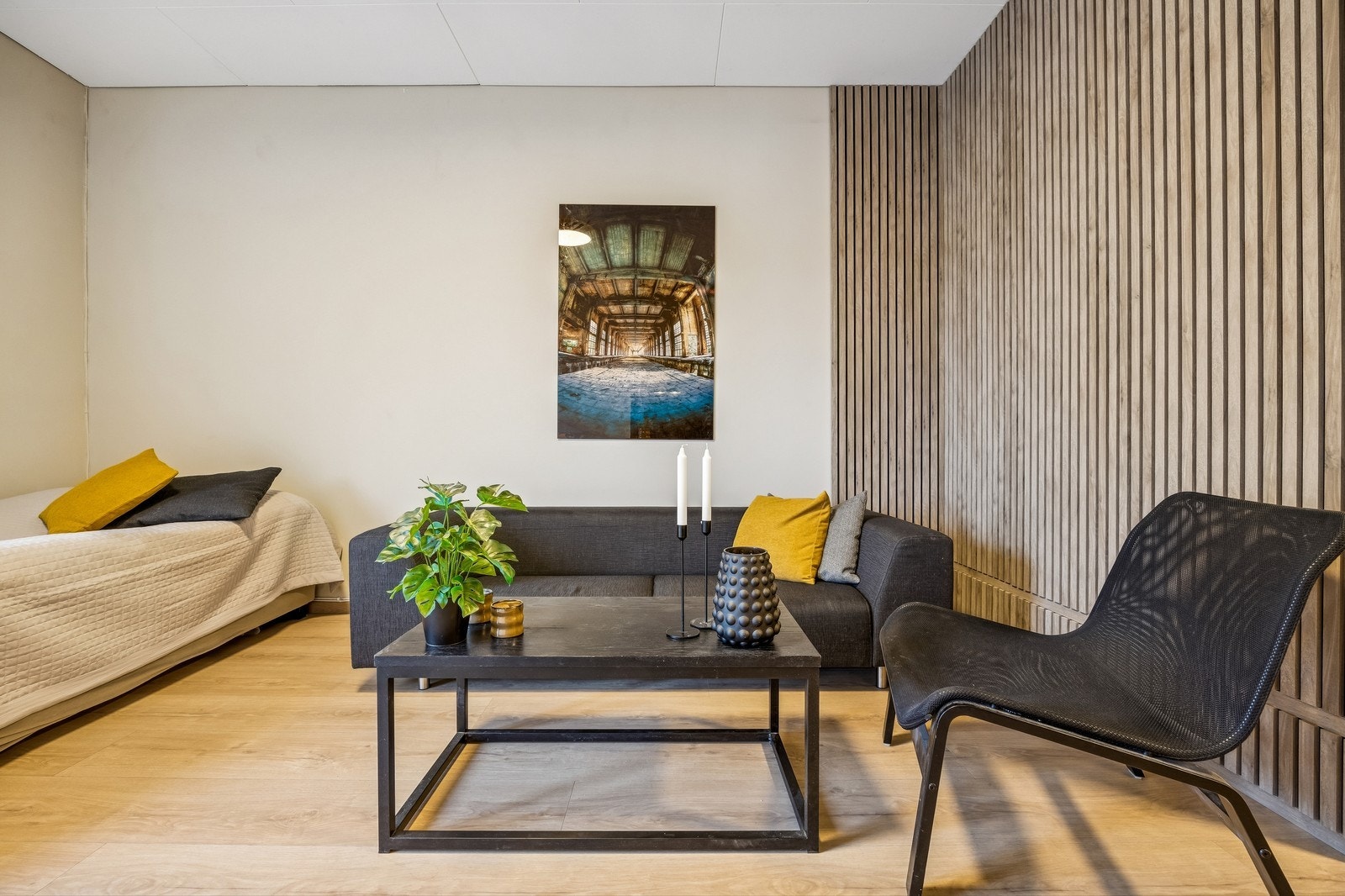 Praktisk leilighet med plass til seng, sofagruppe og spisegruppe. Galleribilde