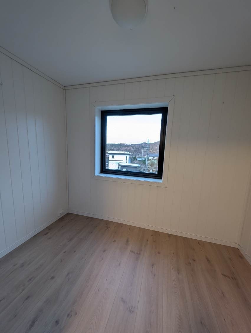 Soverommet har lyse farger og nytt vindu. Galleribilde