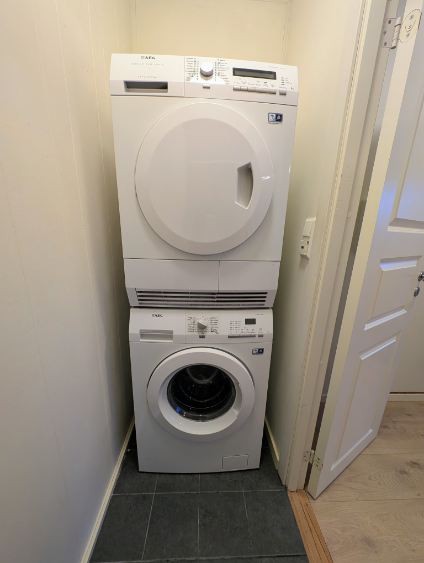 Egen bod/ vaskerom med vaskemaskin og tørketrommel. Galleribilde