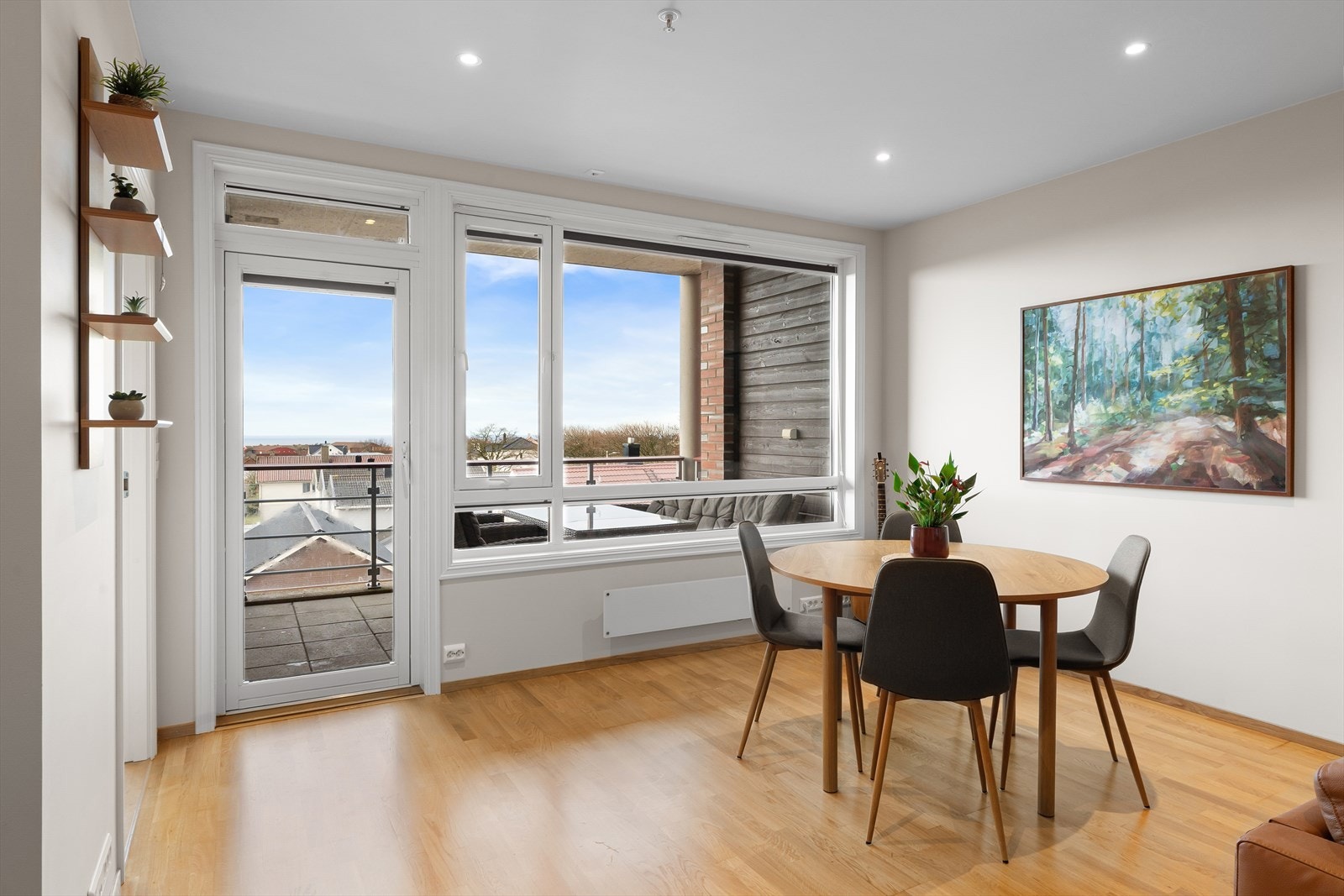 Stuen er helsparklet og malt i moderne farger Galleribilde