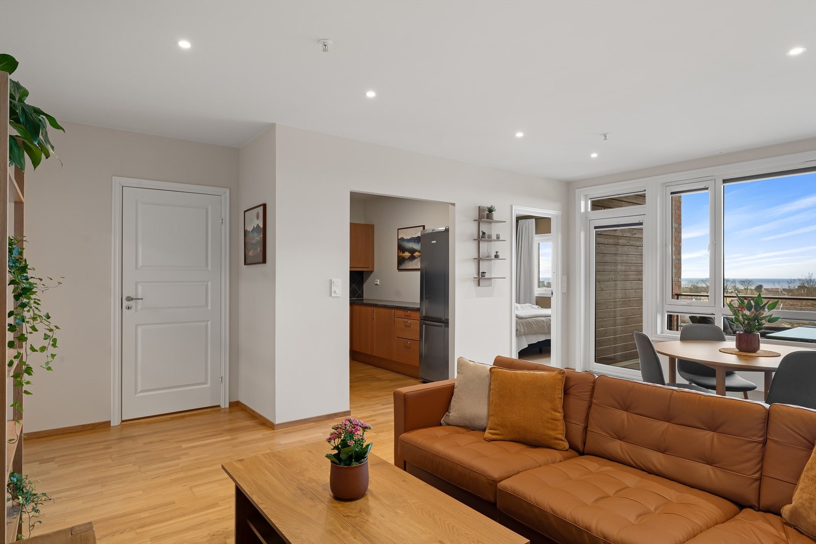 Store vinduer som gir mye naturlig lys Galleribilde