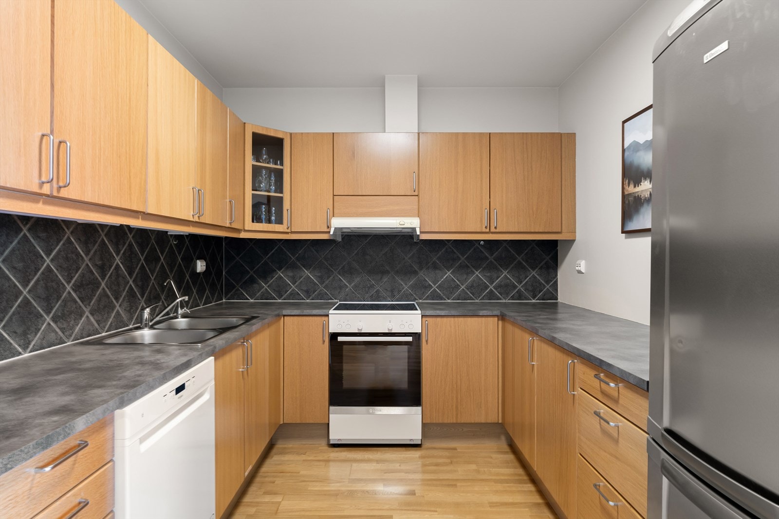 Stort kjøkken med god skap- og benkeplass Galleribilde