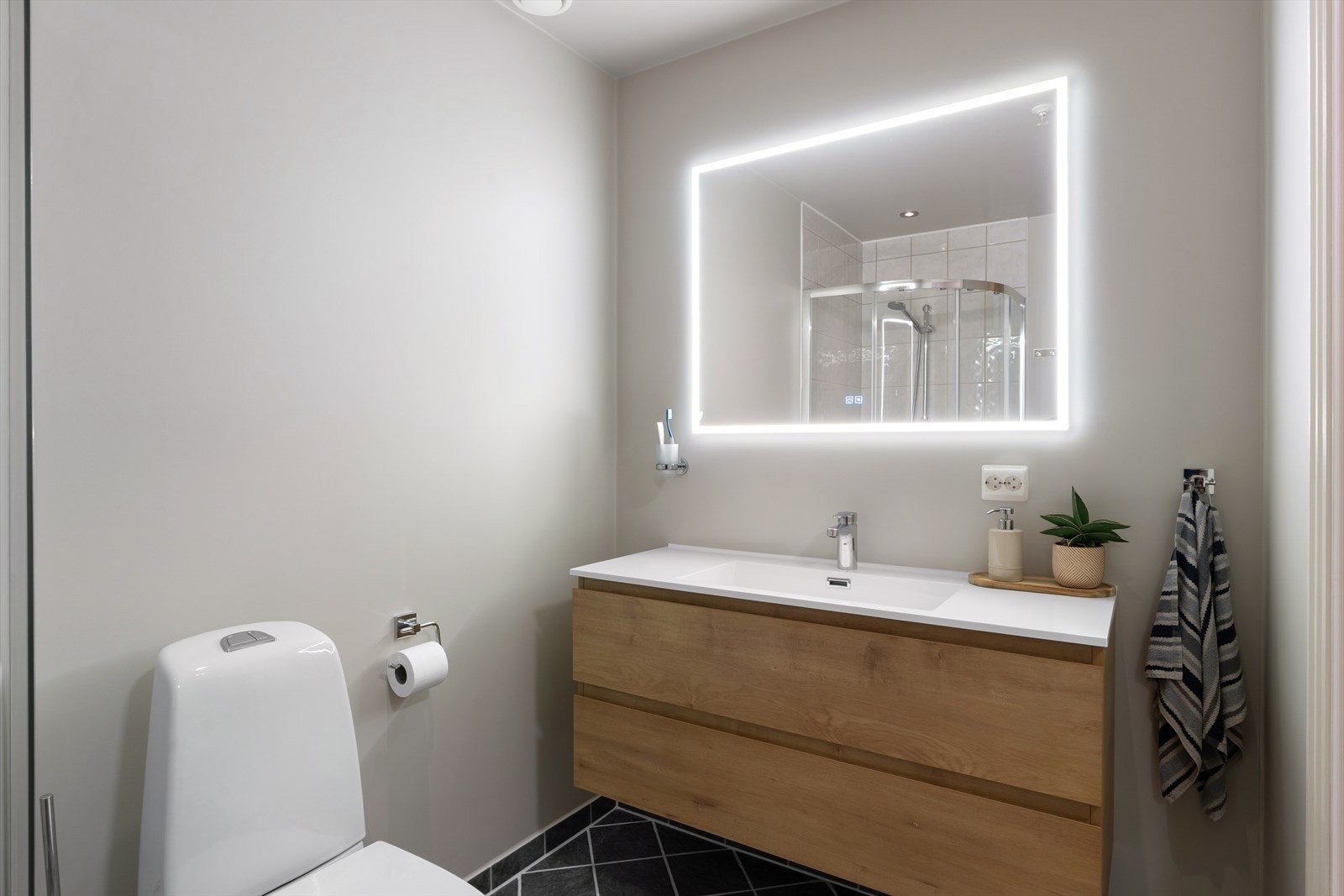 Lyst bad, det er satt inn ny baderomsinnredning Galleribilde