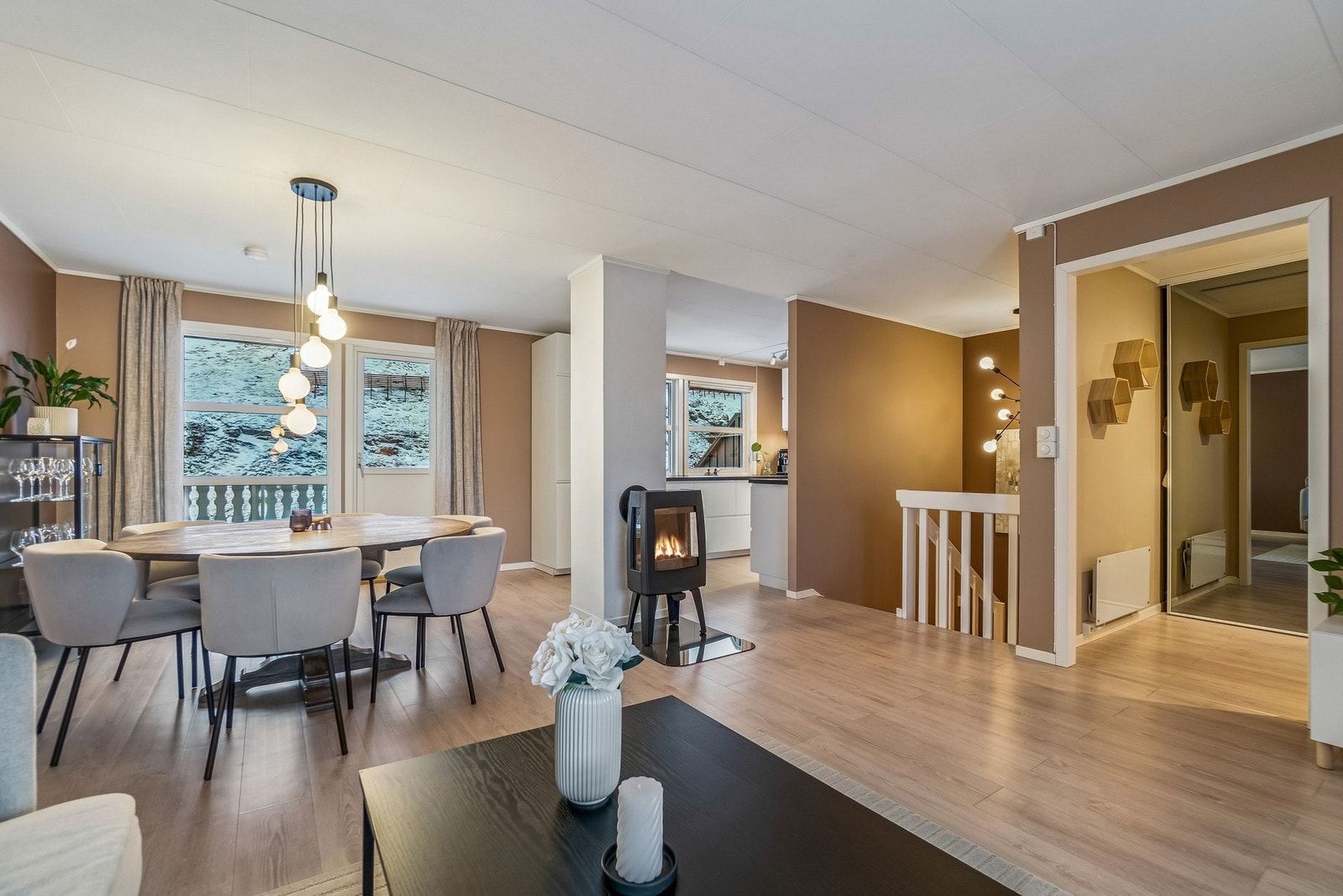 Stuen oppleves lys og romslig, og har en delvis åpen løsning mot kjøkkenet. Det ble satt inn nye panelovner i 2022 med app-styring. Galleribilde