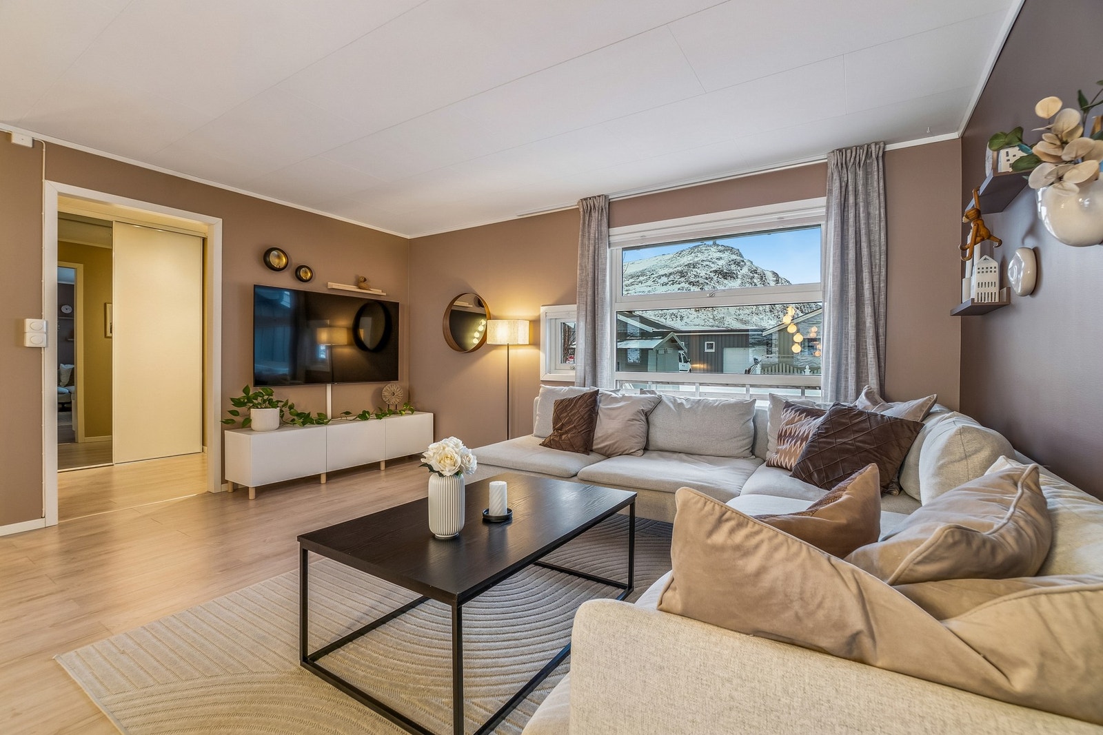 Boligen har en gjennomgående moderne og pen standard, og er betydelig oppgradert de senere årene. Galleribilde