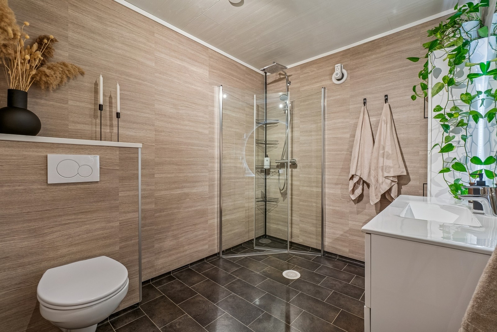 Badet er praktisk plassert på samme plan som begge soverommene. Det er eget vaskerom som ligger ved badet. Galleribilde