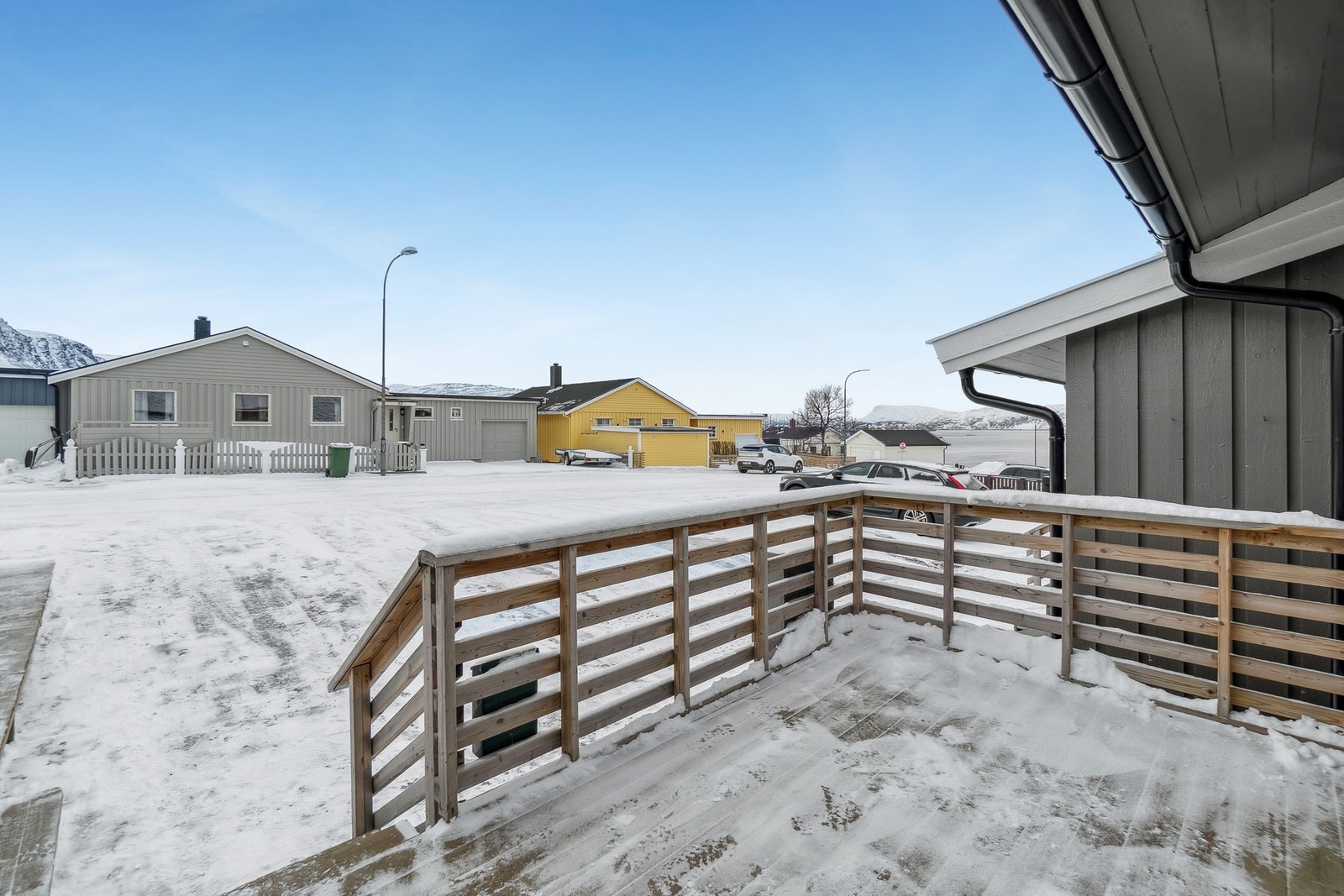 Ved inngangspartiet er det en delvis overbygget terrasse ned trapp opp fra bakkenivå. Galleribilde