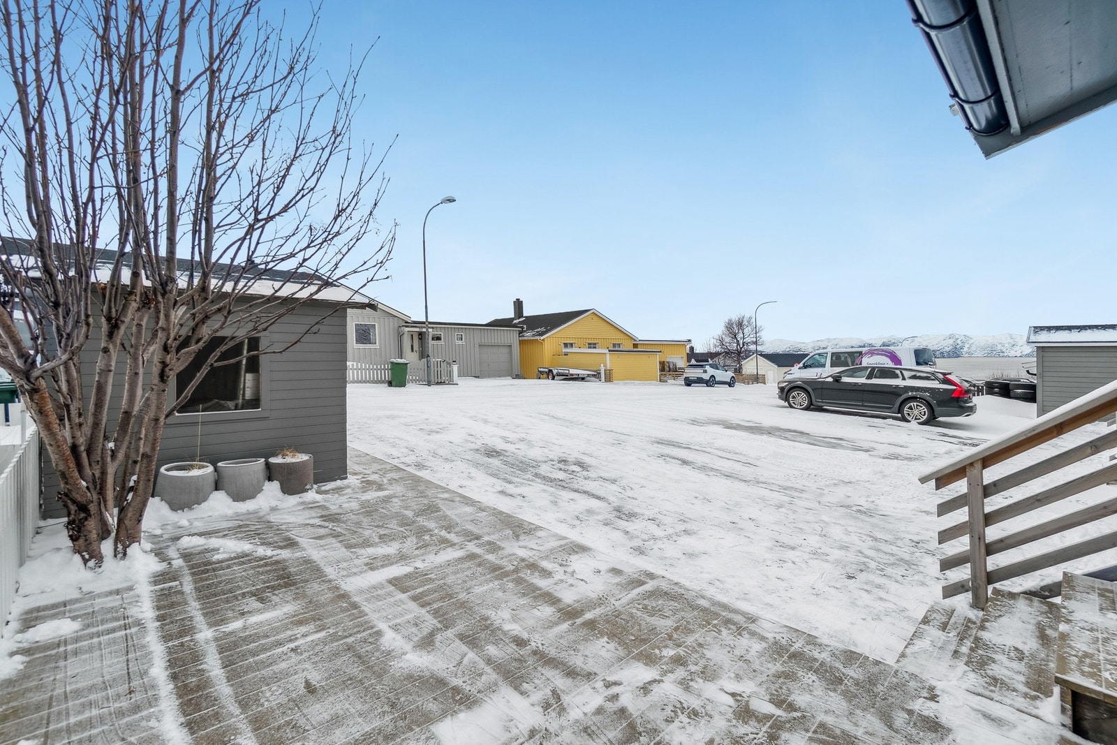 På tomten er det bygget markterrasse, og frittstående bod. Du har i tillegg godt med lagringsplass i to innvendige boder. Galleribilde