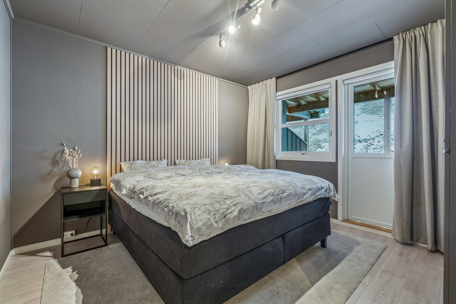 Boligen har to soverom. Fra hovedsoverommet har du adkomst til en av flere uteplasser. Galleribilde