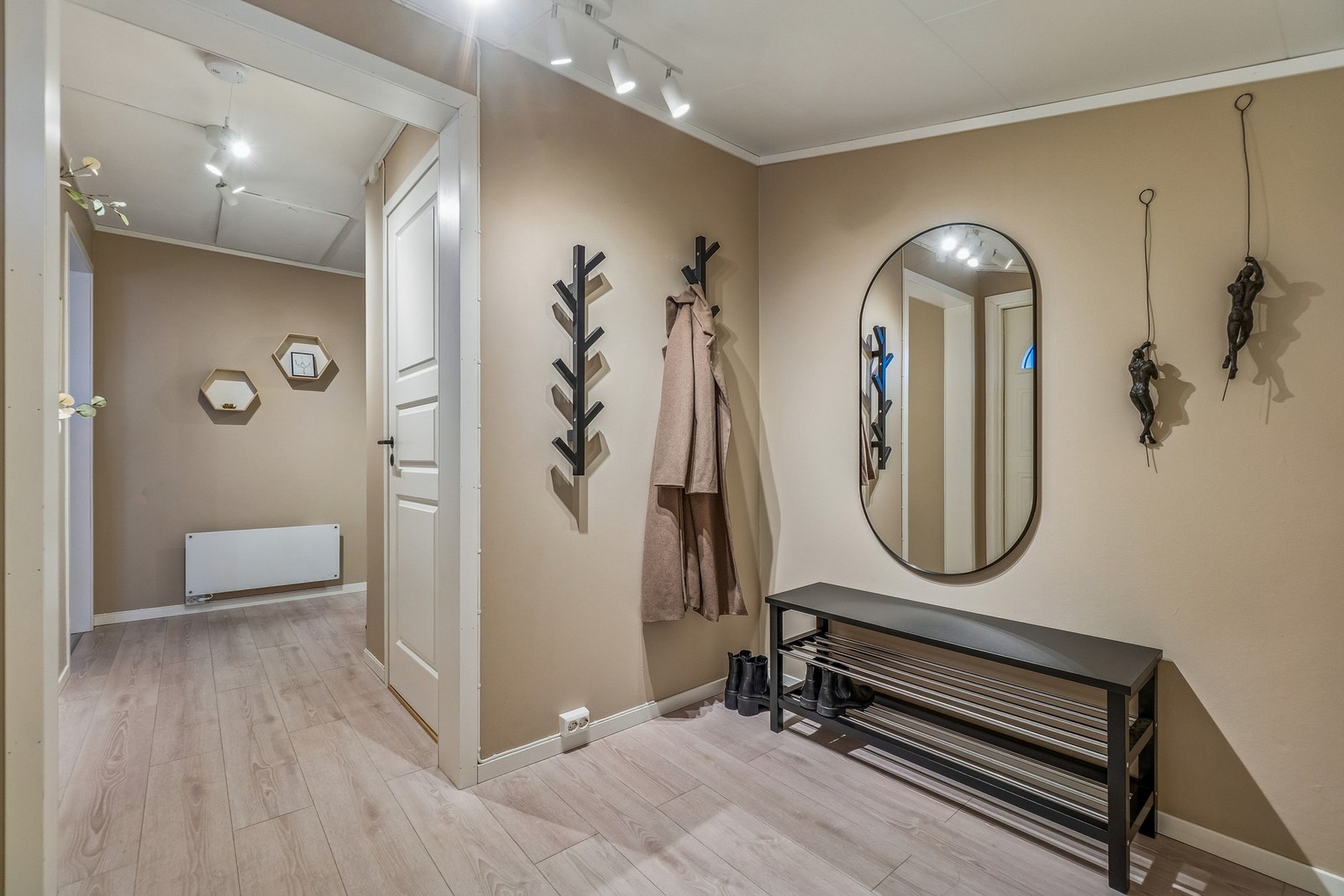 De fleste rom i boligen er malt i 2022 i delikate fargevalg. Galleribilde