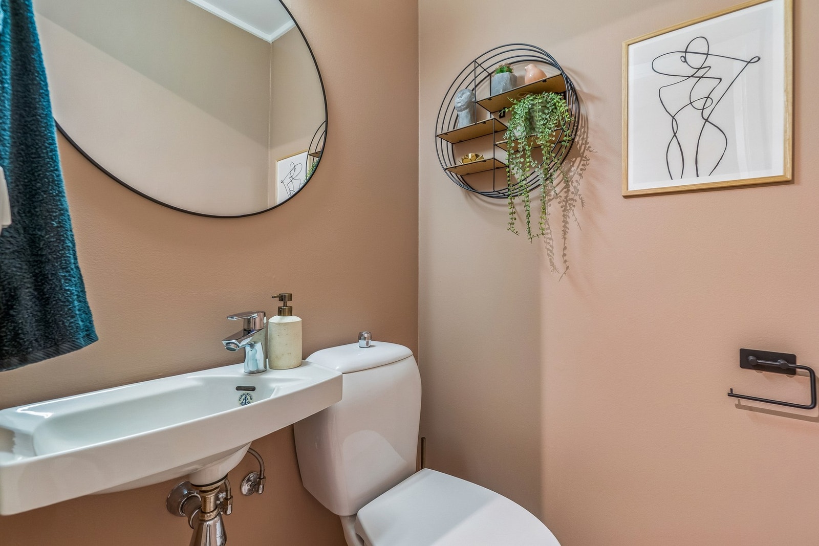 Ved entréen har du et praktisk plassert toalettrom slik at du slipper å bevege deg mellom etasjene ved toalettbesøk. Galleribilde