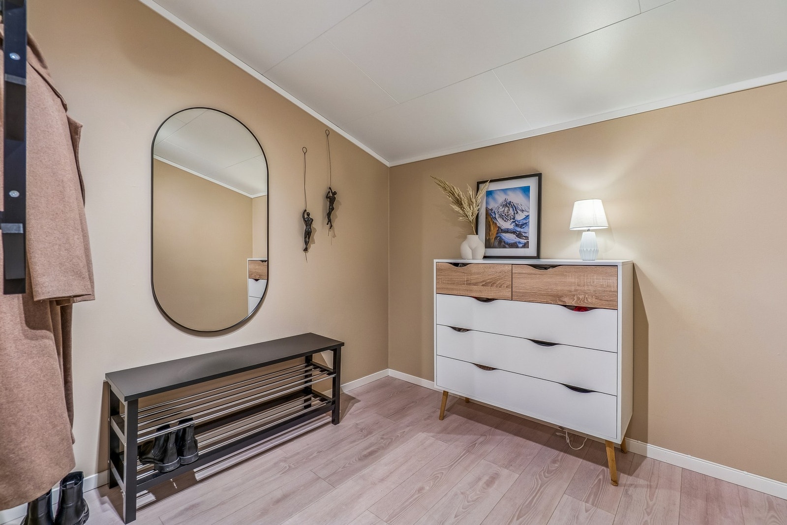 Når du kommer inn i boligen møtes du av en koselig entré med god plass for å henge fra deg yttertøy og møblement etter ønske. Galleribilde