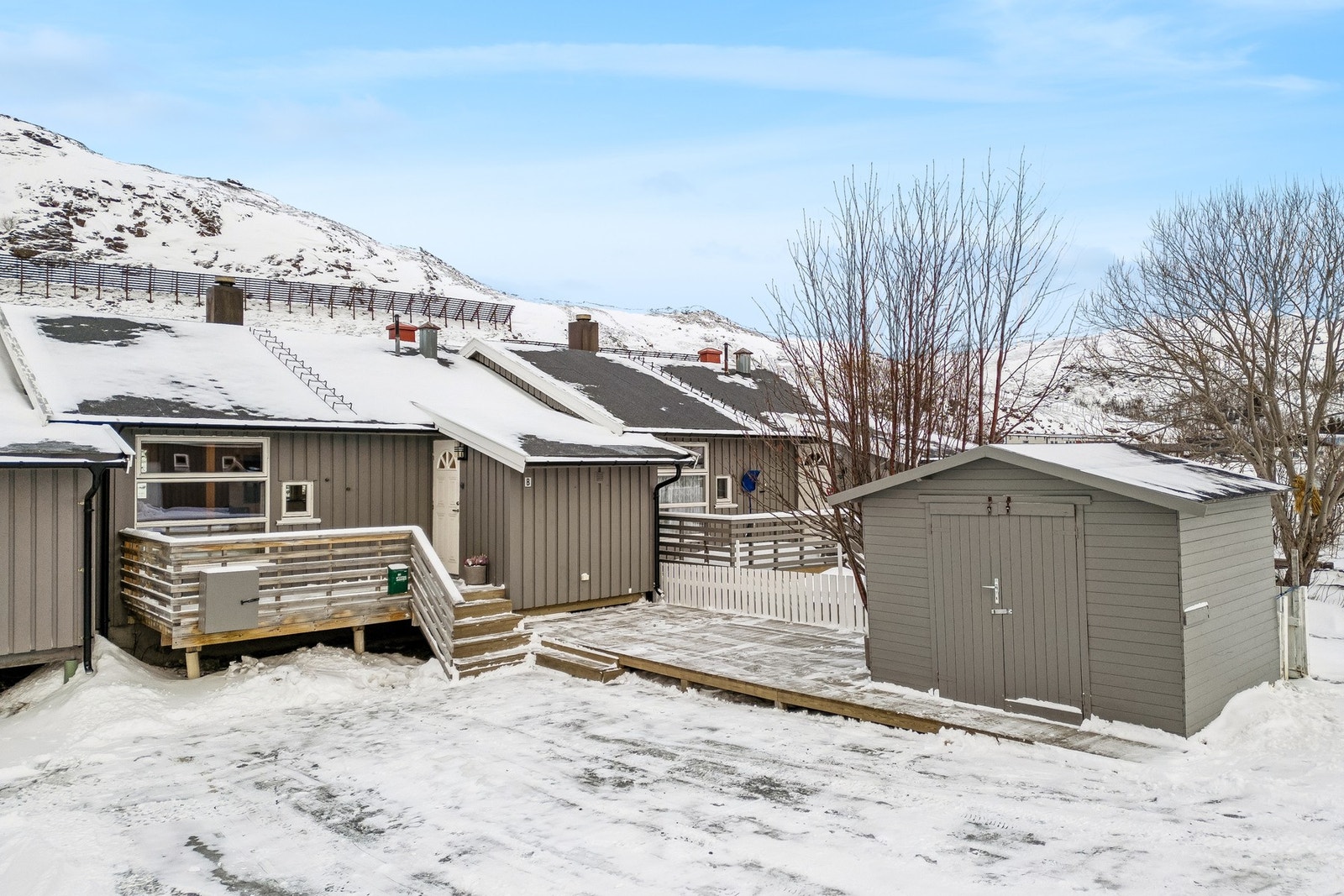Her får du et oppgradert og innbydende rekkehus over to plan med tidsriktige farge- og materialvalg. Galleribilde