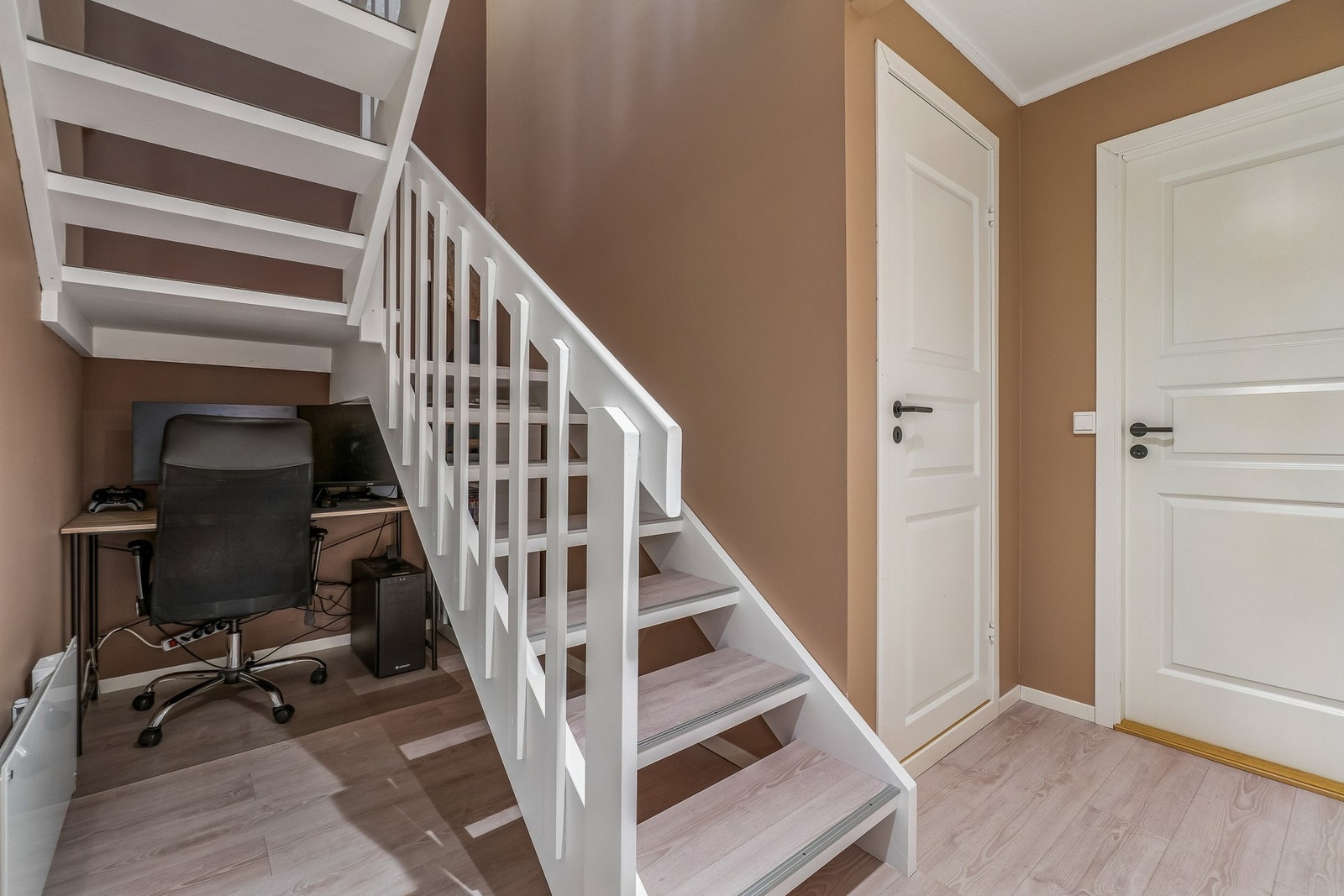 Fra stuen kan du ta deg videre ned til underetasjen. I 2025 ble trappen grunnet og malt, med unntak av trinnene. Galleribilde