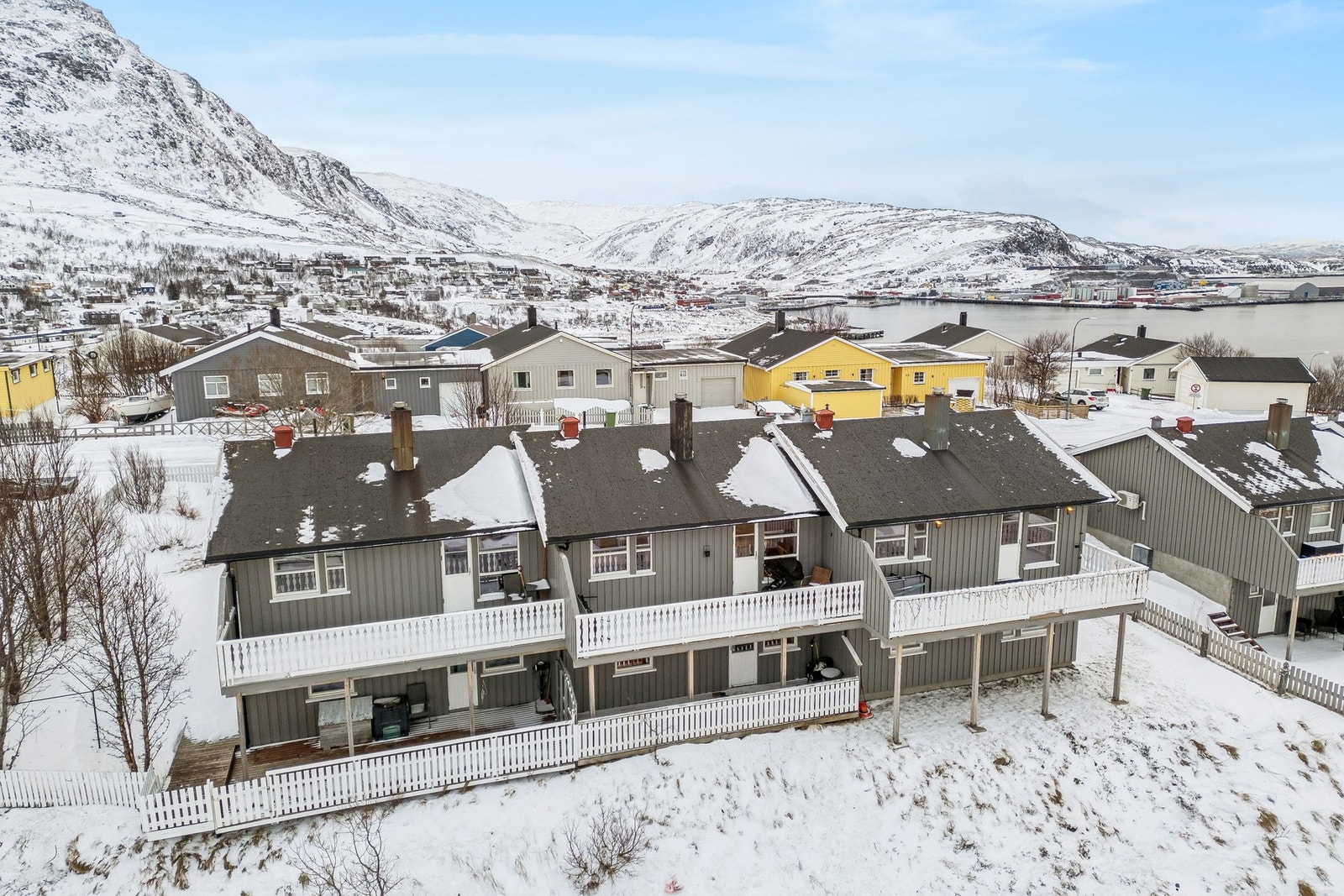 Eiendommen har nærhet til blant annet dagligvarebutikker, bussholdeplass, treningssenter og flotte turområder. Galleribilde