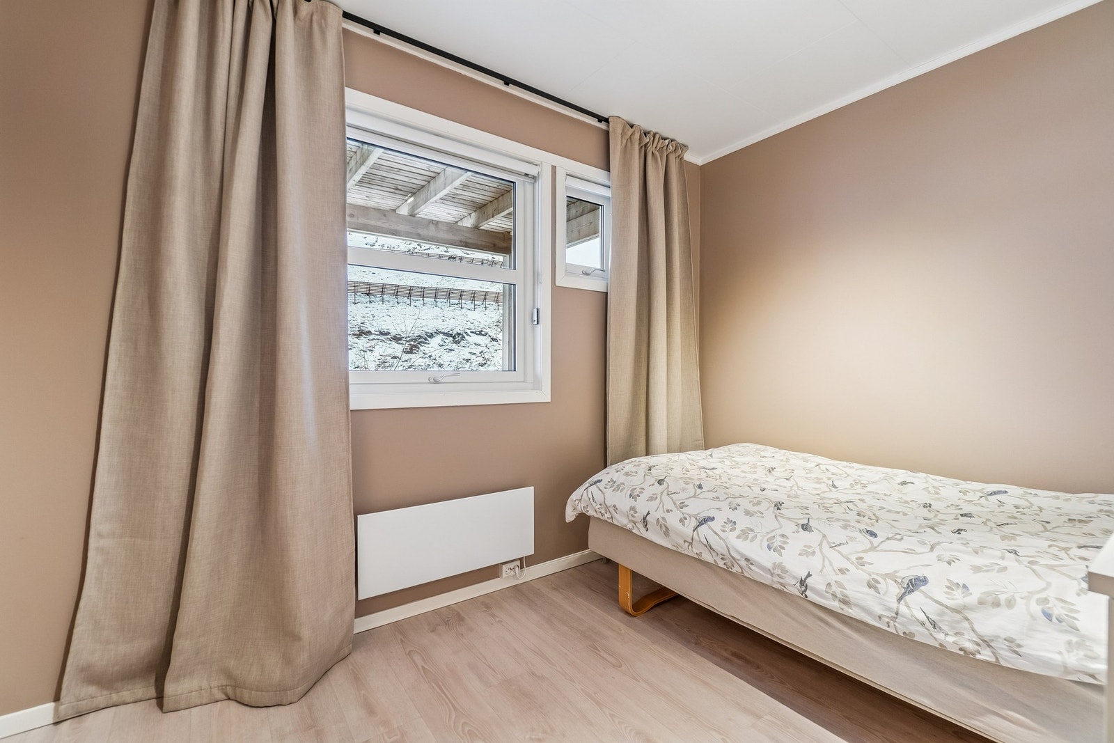 Det andre soverommet er av noe mindre størrelse, men gjør seg utmerket som et barnerom eller gjesterom. Galleribilde