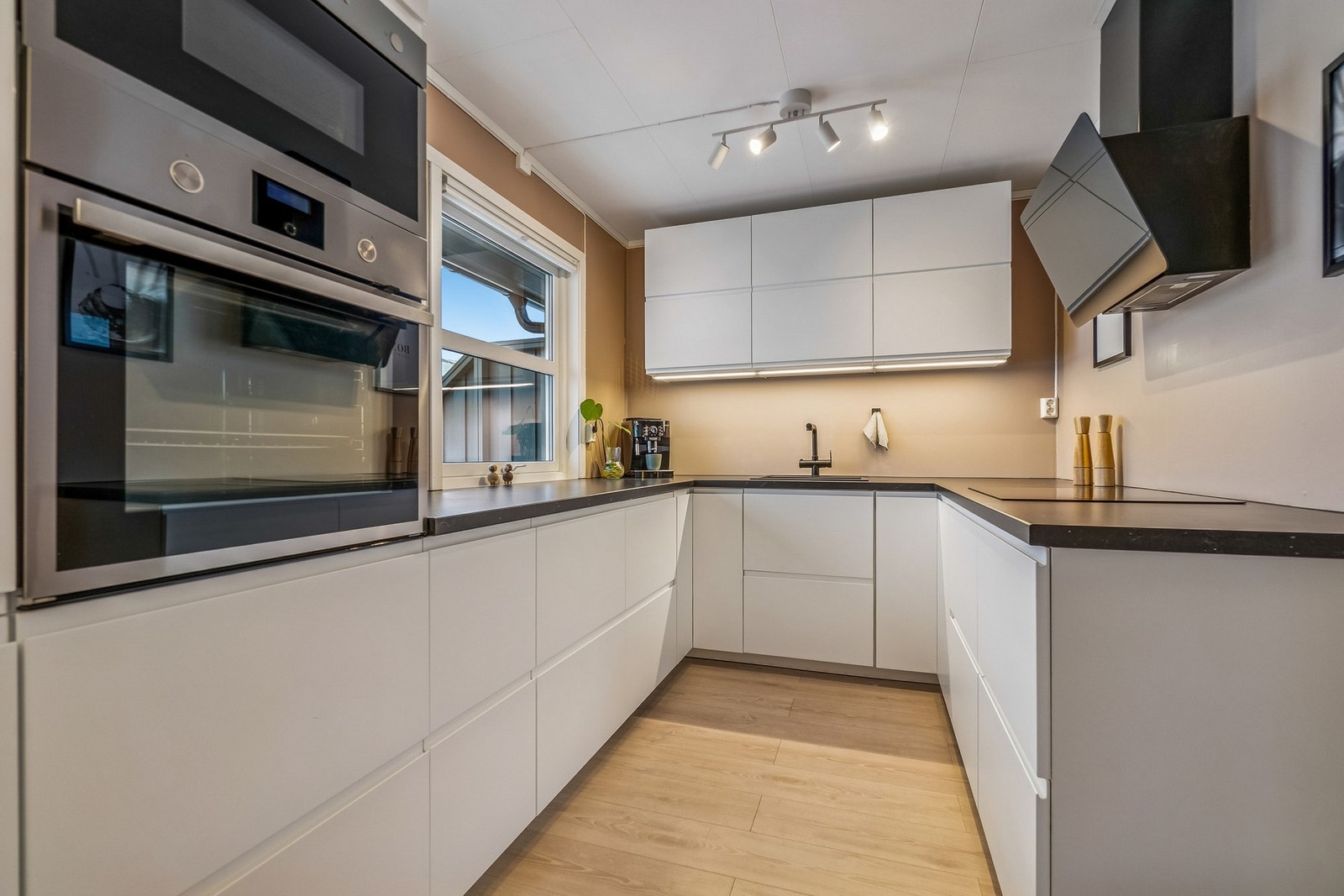 Kjøkkeninnredningen er fra IKEA, og er satt inn i 2018. Den U-formede innredningen gjør at du har godt med både skap- og benkeplass. Galleribilde